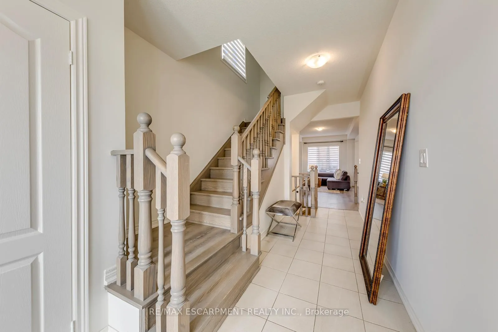 Photo 4 of 407 Skinner Road, Hamilton, Waterdown — HOMEH