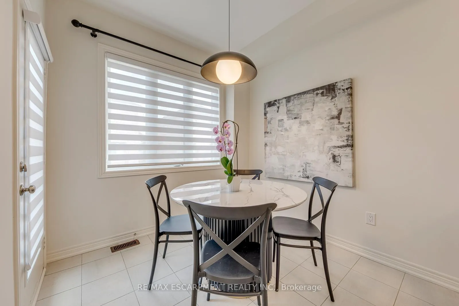 Photo 10 of 407 Skinner Road, Hamilton, Waterdown — HOMEH