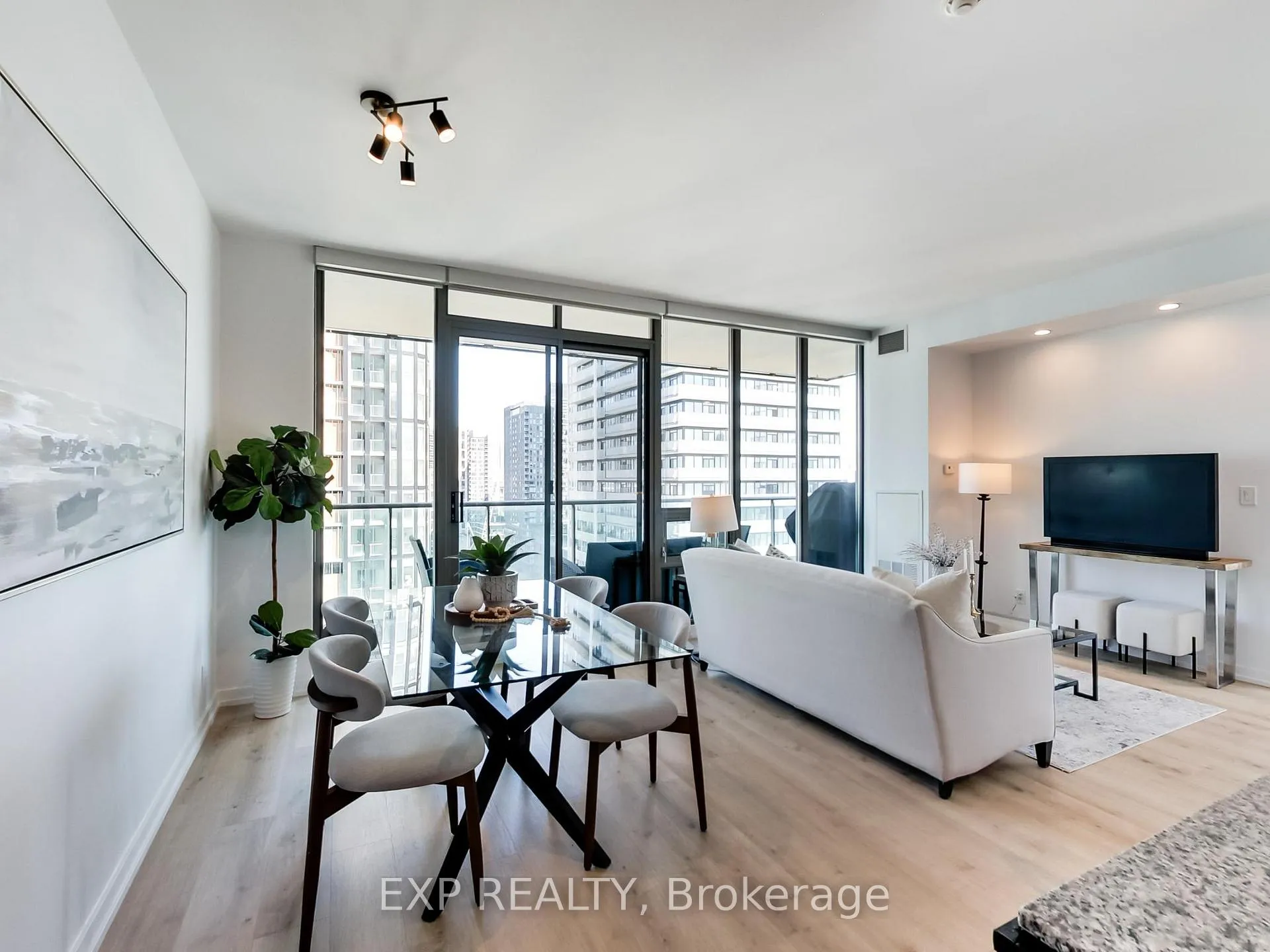 Front of Unit 1906, 33 Lombard Street