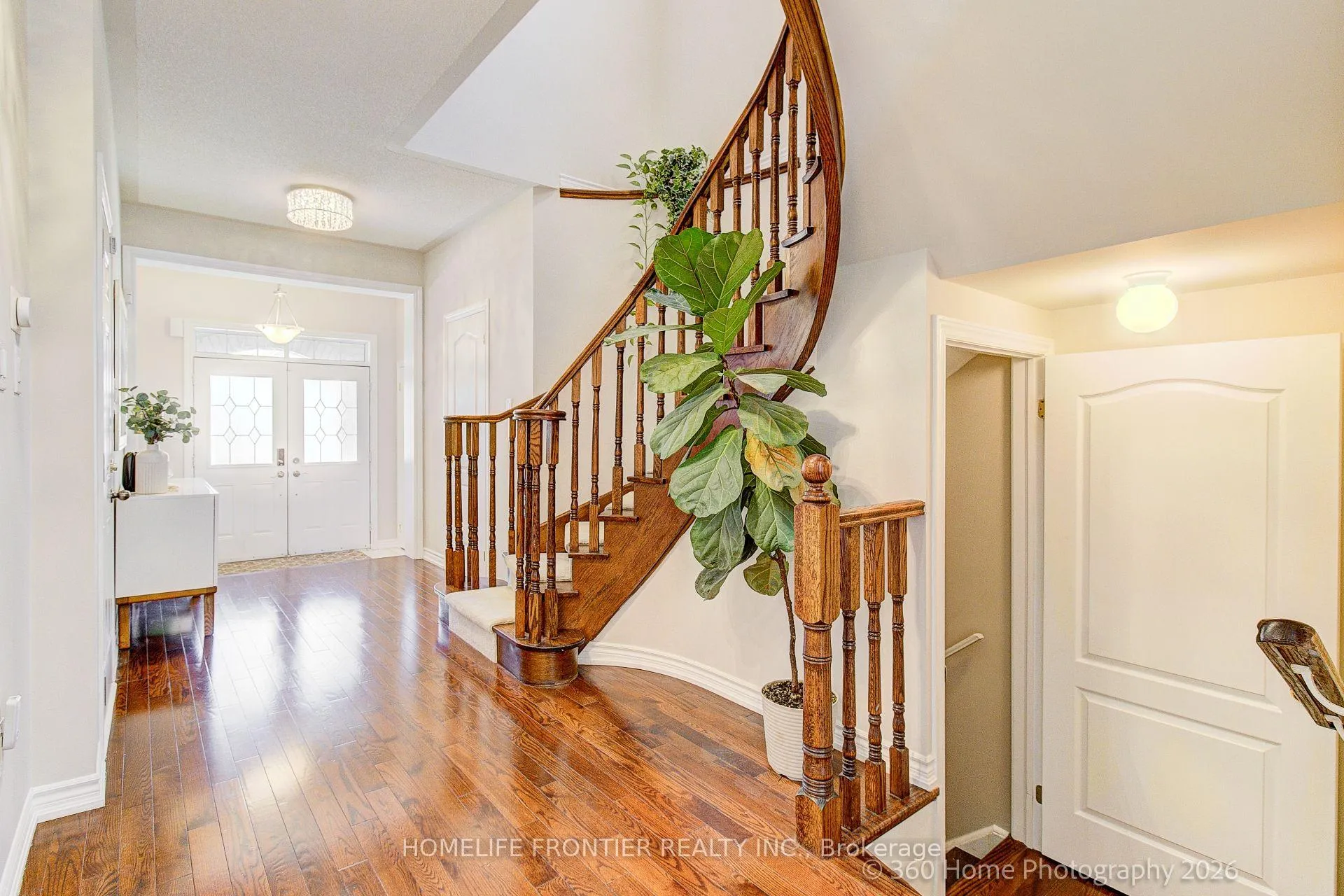 Photo 4 of 117 White Beach Crescent, Vaughan, Patterson — HOMEH