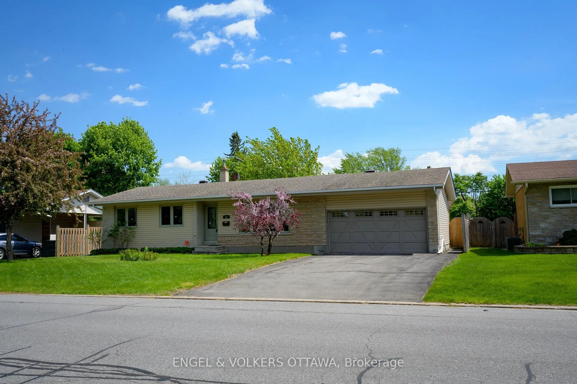 Photo 2 of 20 Majestic Drive, Ottawa, Manordale — HOMEH