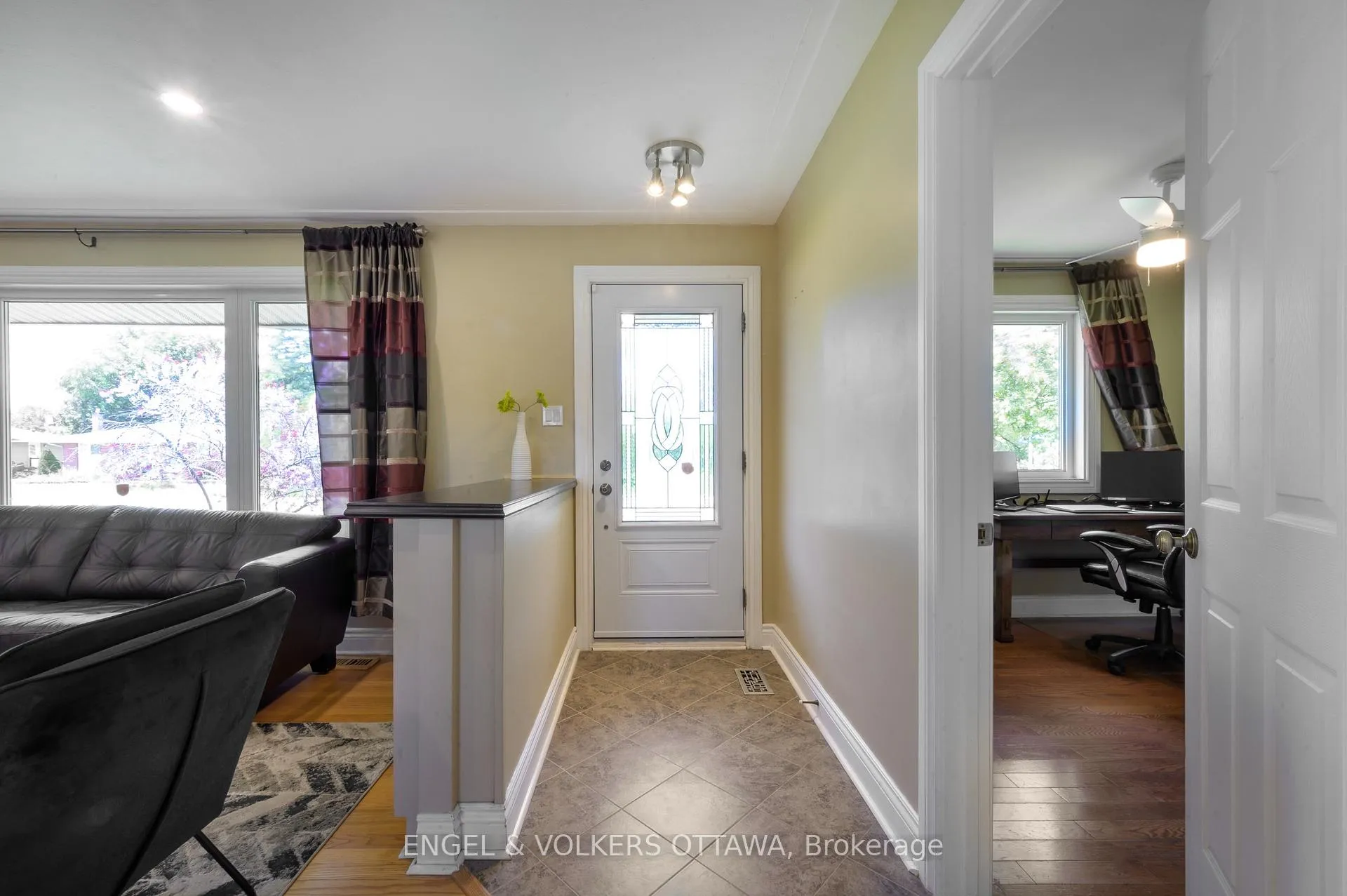 Photo 4 of 20 Majestic Drive, Ottawa, Manordale — HOMEH