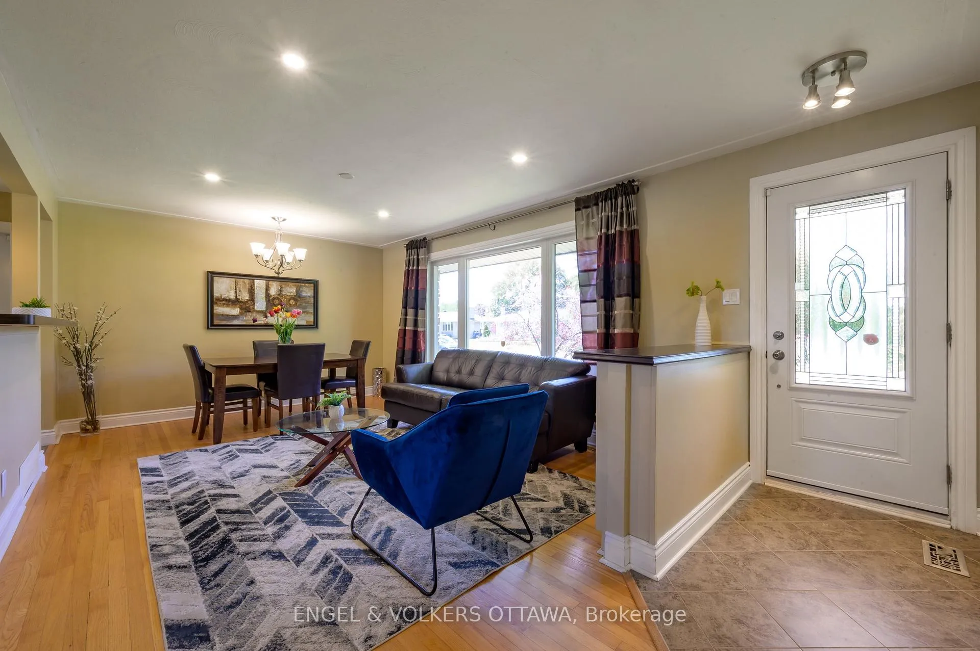 Photo 5 of 20 Majestic Drive, Ottawa, Manordale — HOMEH