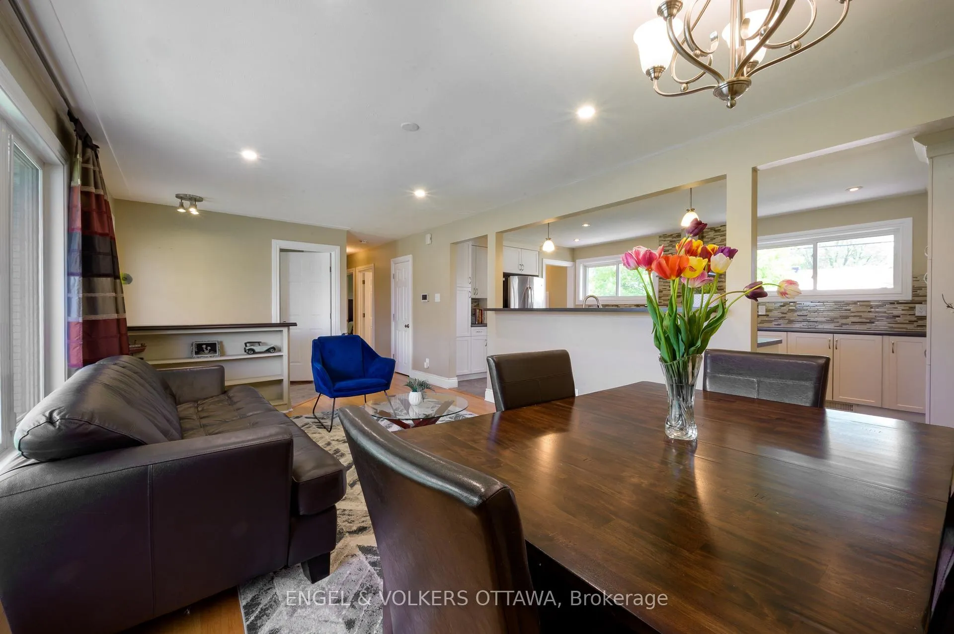 Photo 8 of 20 Majestic Drive, Ottawa, Manordale — HOMEH