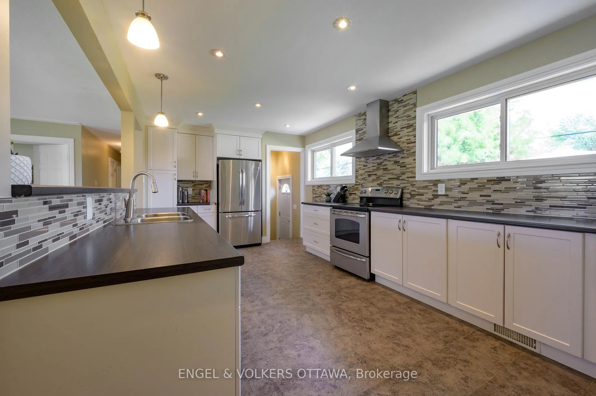 Photo 9 of 20 Majestic Drive, Ottawa, Manordale — HOMEH