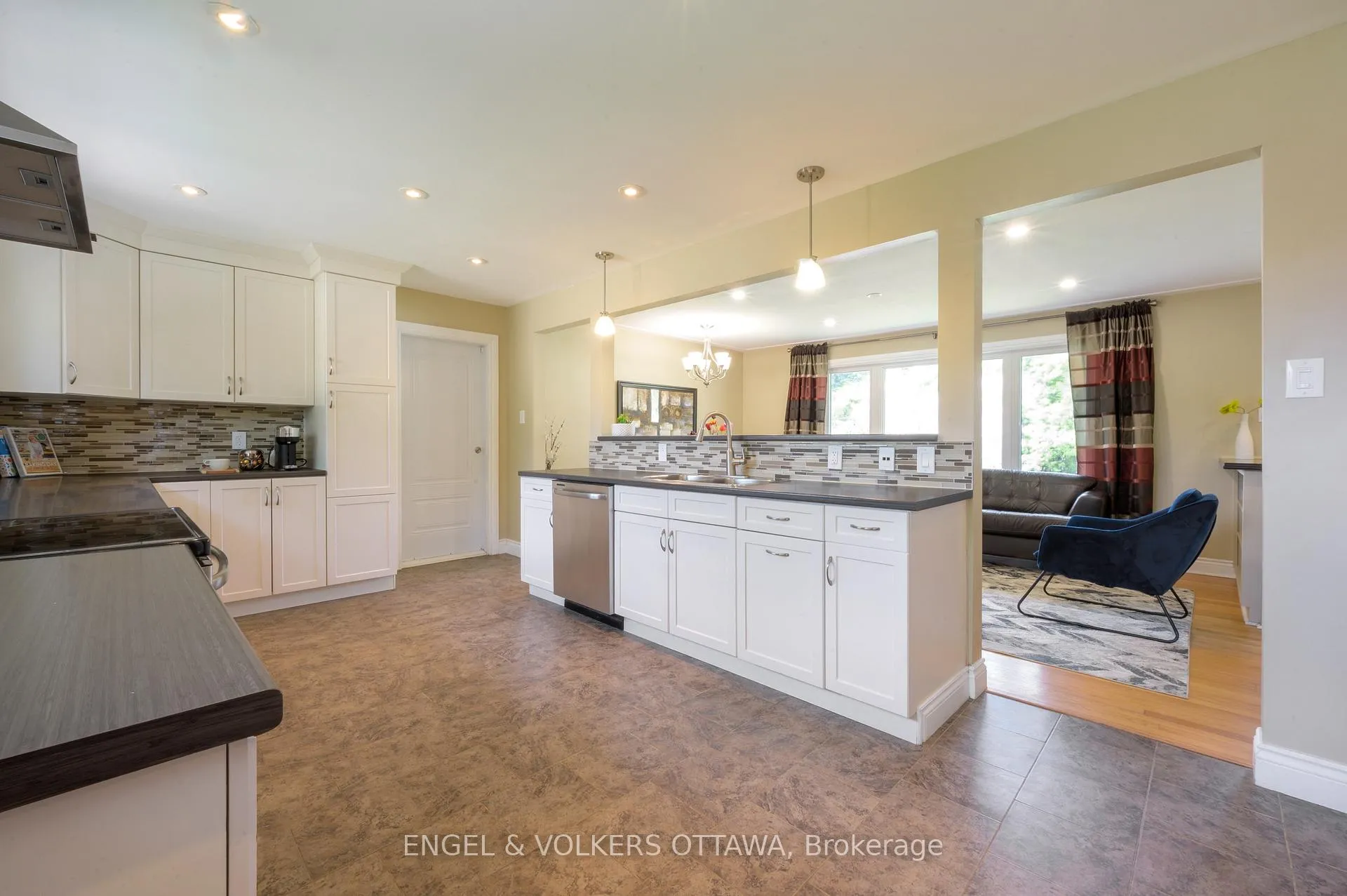 Photo 11 of 20 Majestic Drive, Ottawa, Manordale — HOMEH