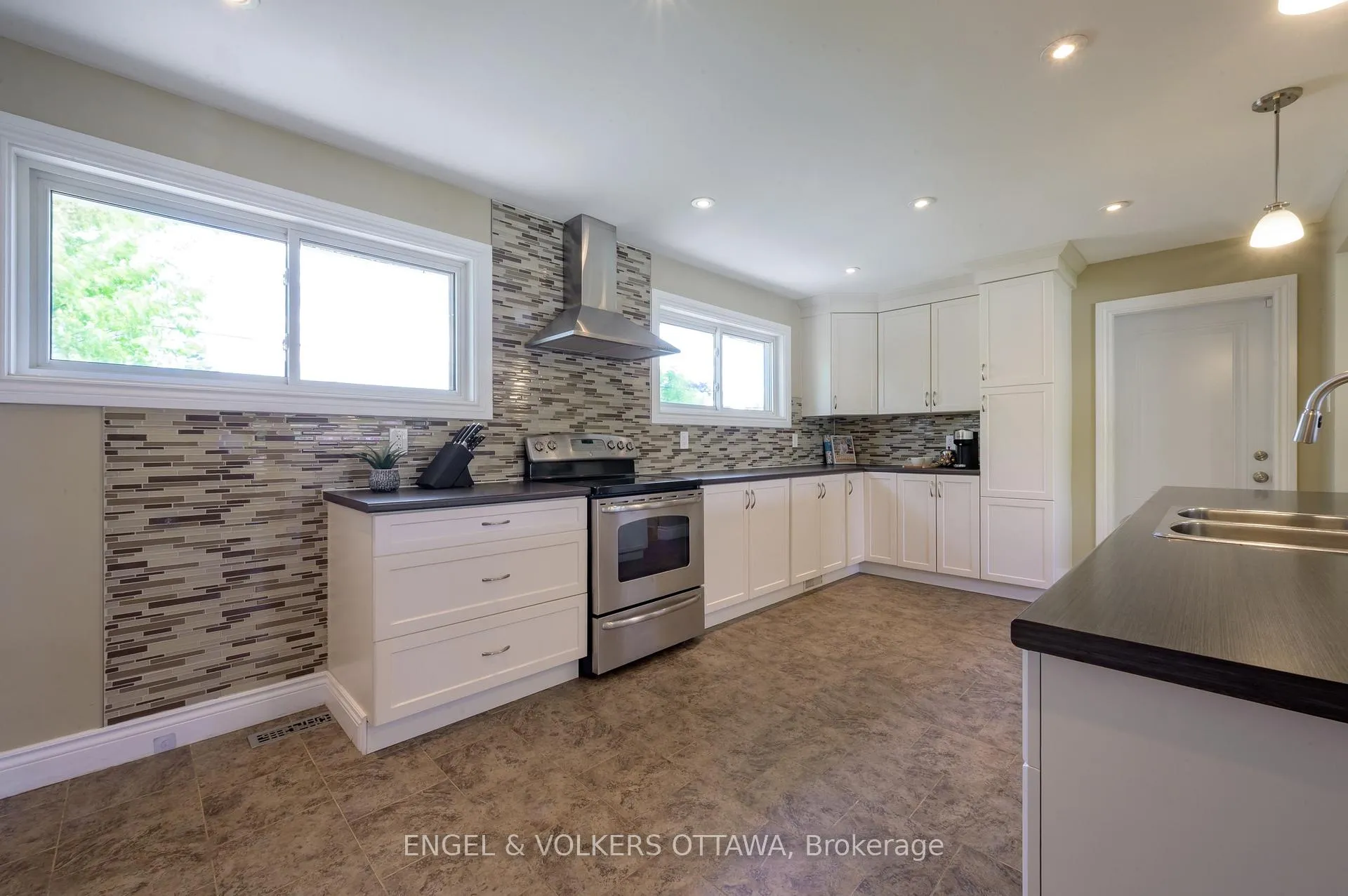 Photo 12 of 20 Majestic Drive, Ottawa, Manordale — HOMEH
