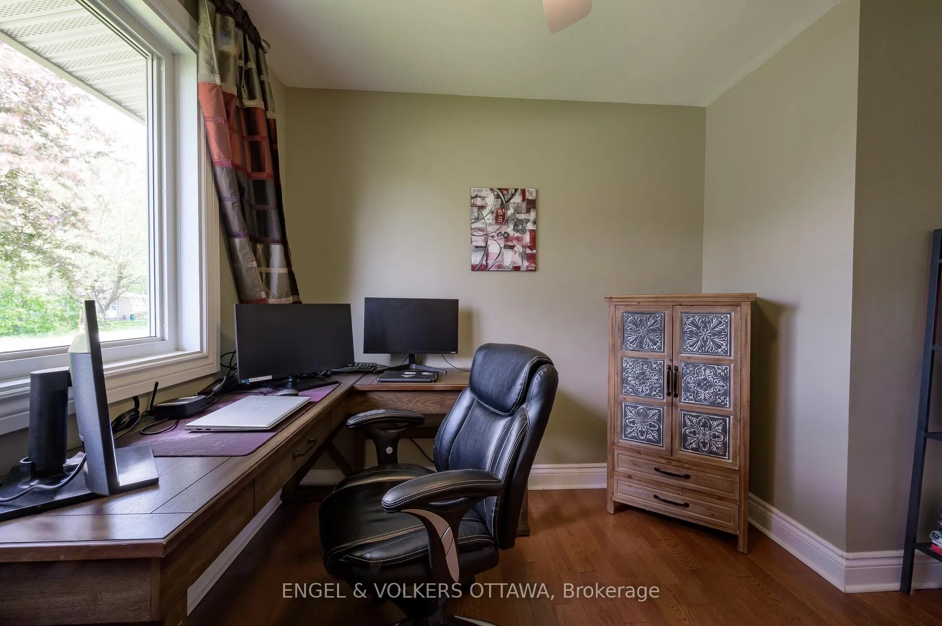Photo 15 of 20 Majestic Drive, Ottawa, Manordale — HOMEH