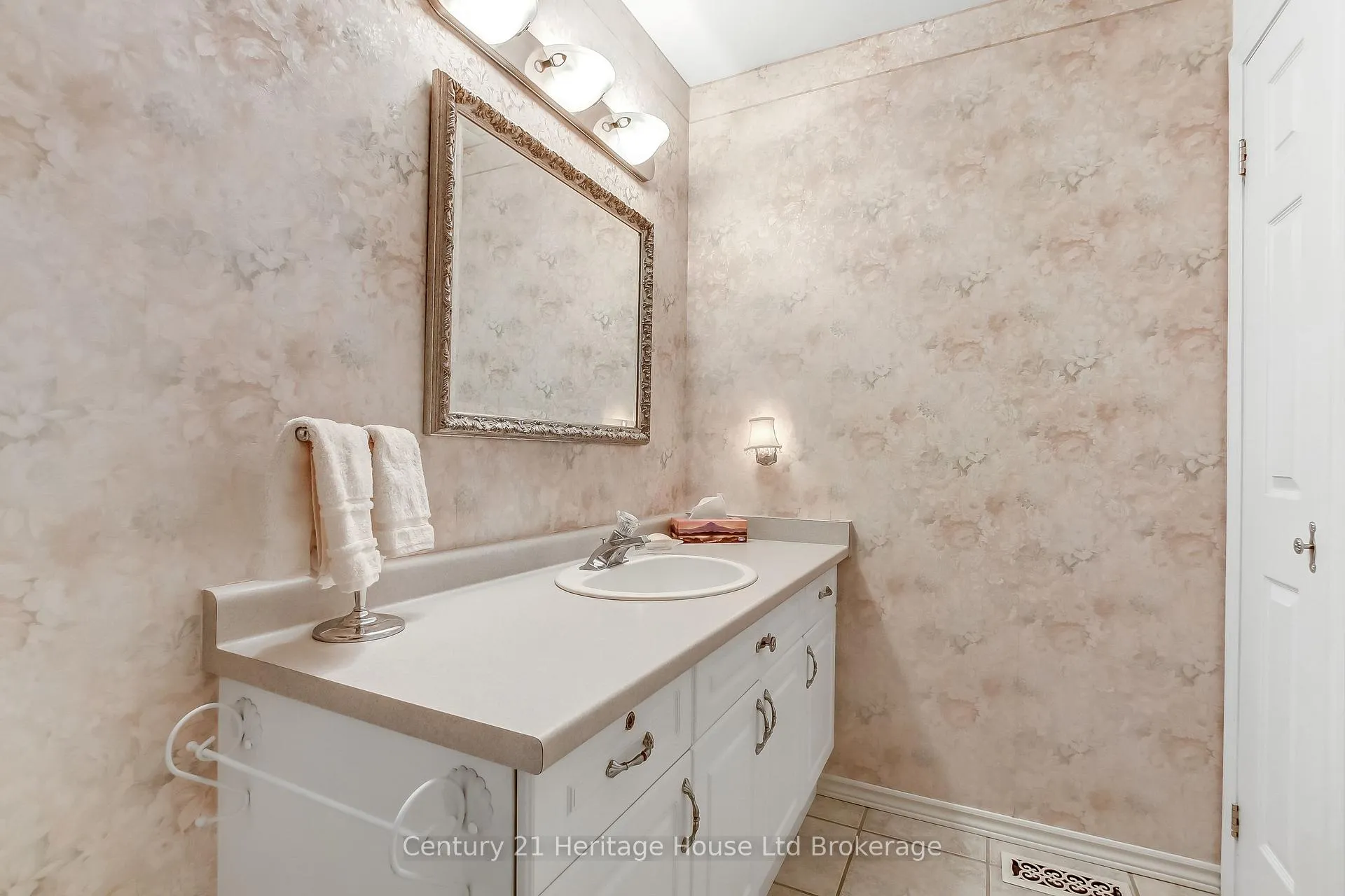Photo 15 of Unit 54, 19 Hanlon Place, Brant, Paris — HOMEH