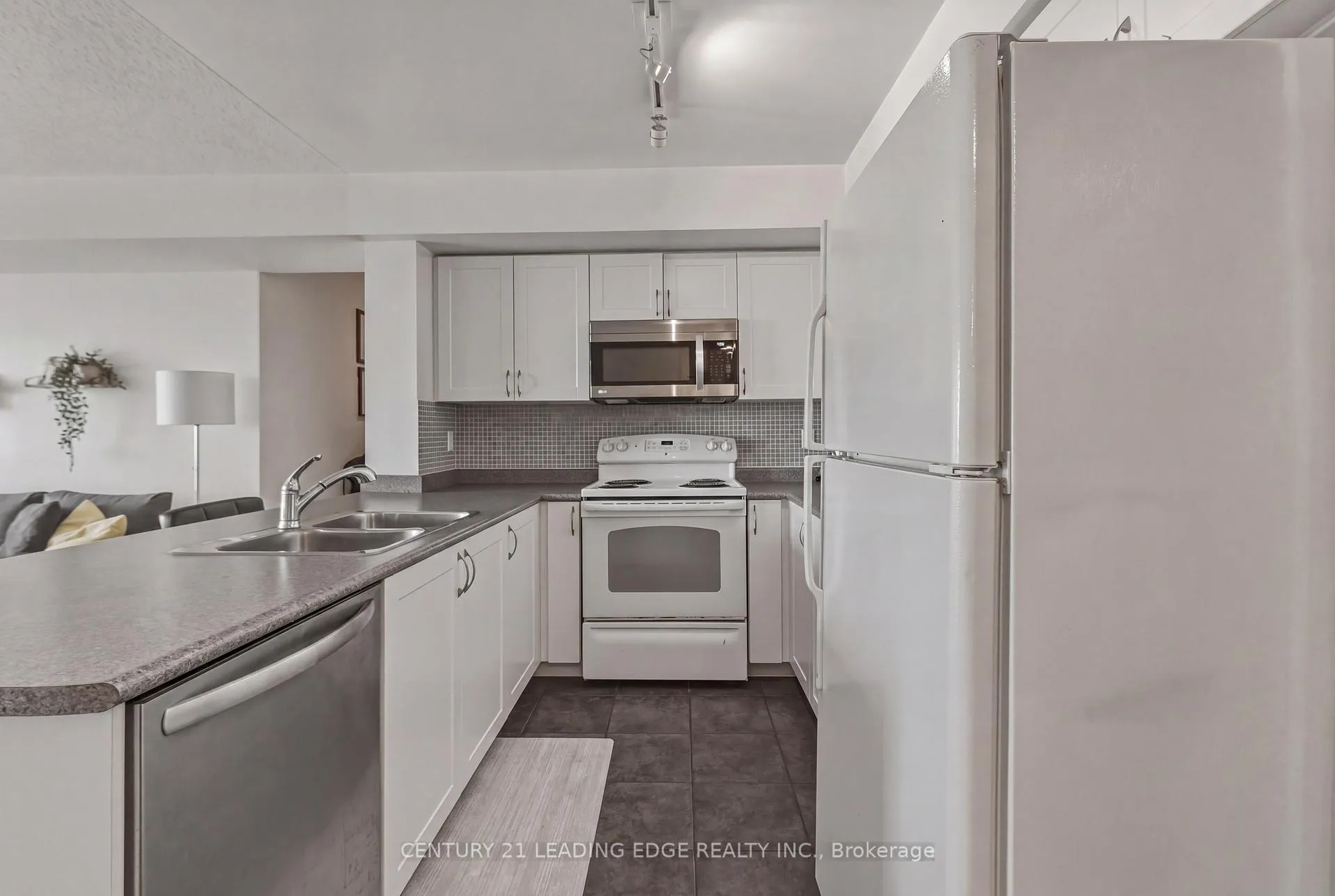 Photo 6 of Unit 902, 1600 Charles Street, Whitby, Port Whitby — HOMEH