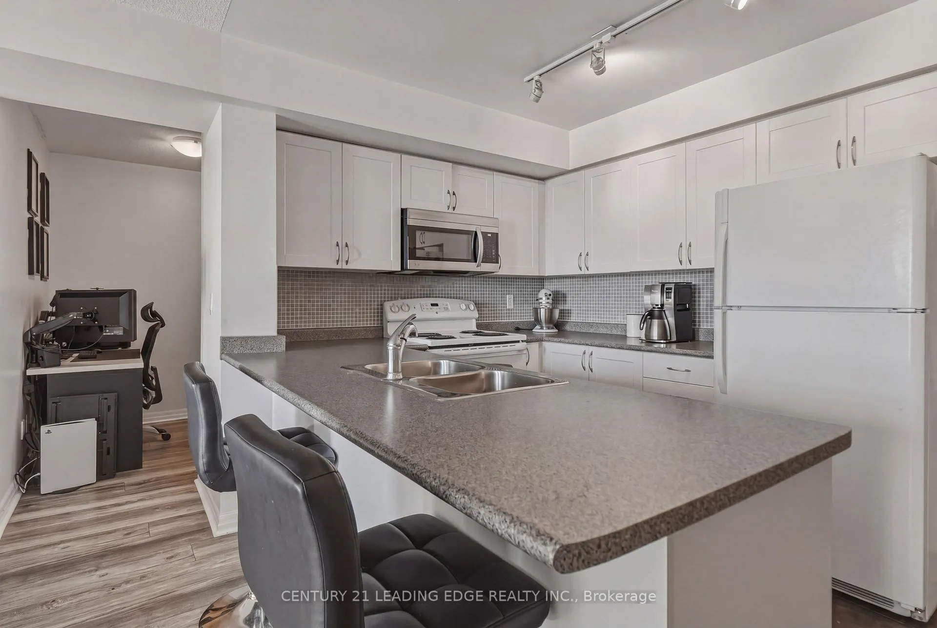 Photo 8 of Unit 902, 1600 Charles Street, Whitby, Port Whitby — HOMEH