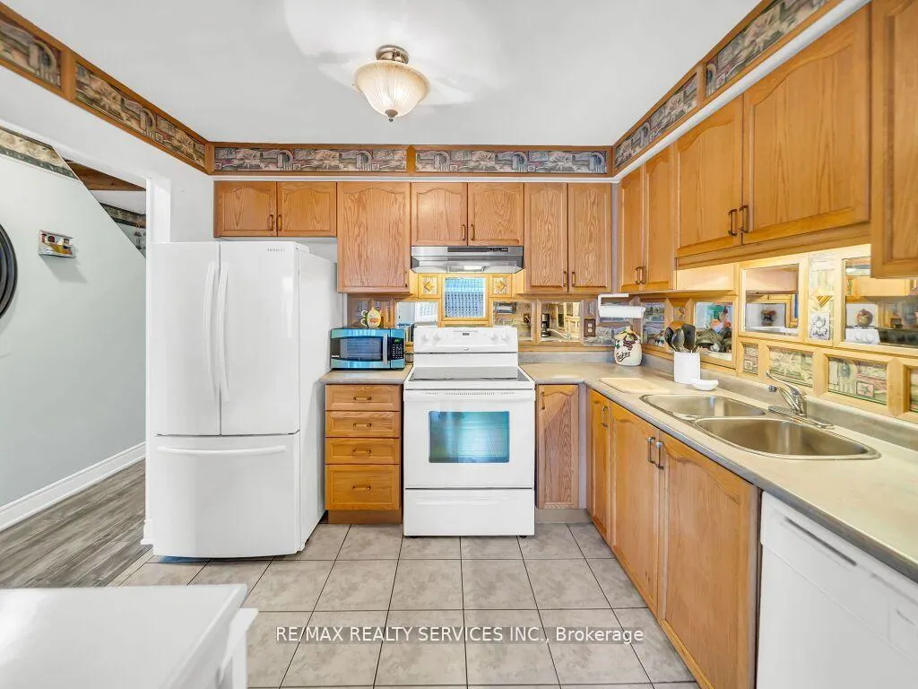 Photo 11 of 24 Melissa Court, Brampton, Fletcher's Meadow — HOMEH