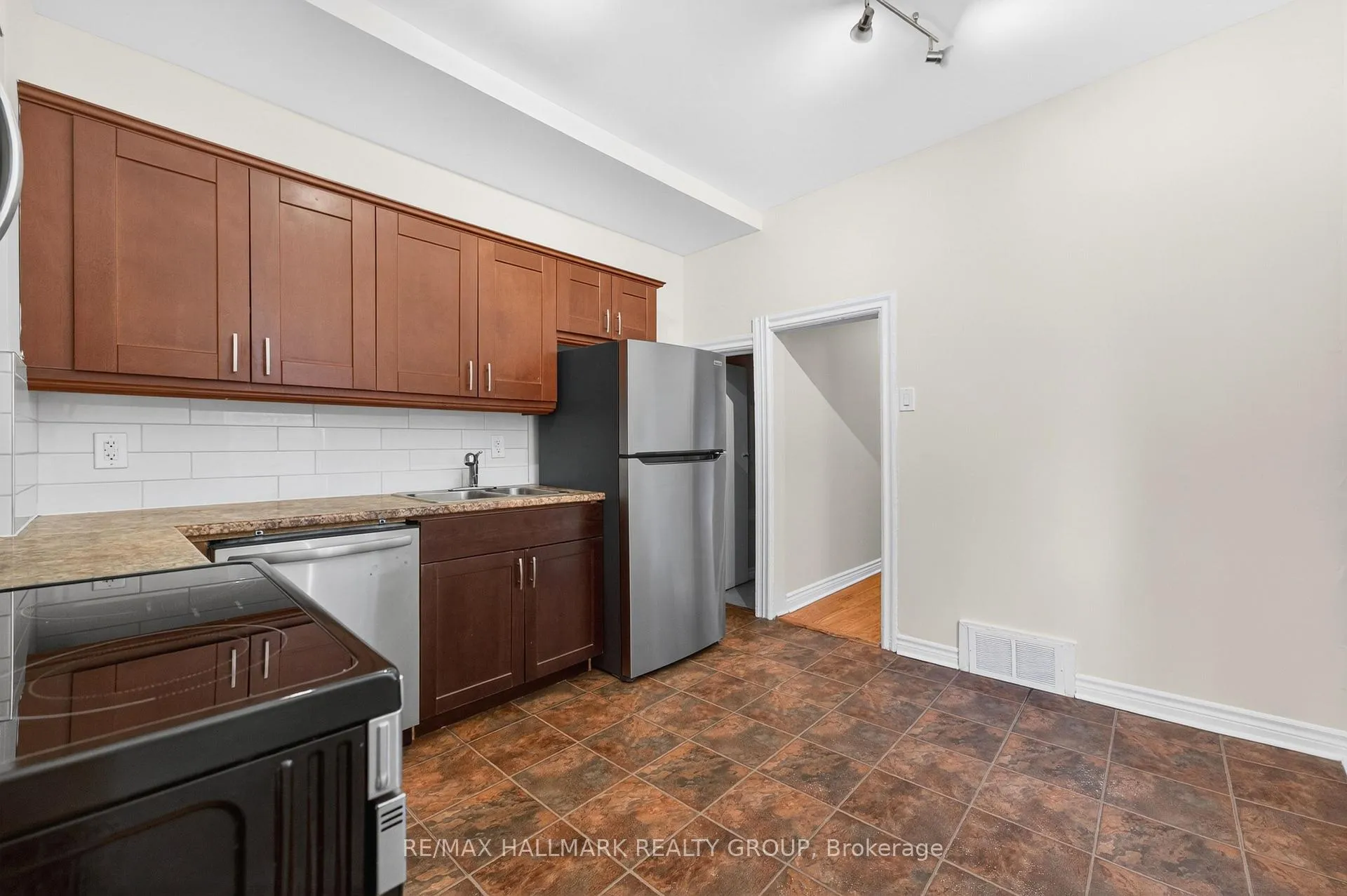 Photo 13 of 212 Arlington Avenue, Ottawa, Ottawa Centre — HOMEH