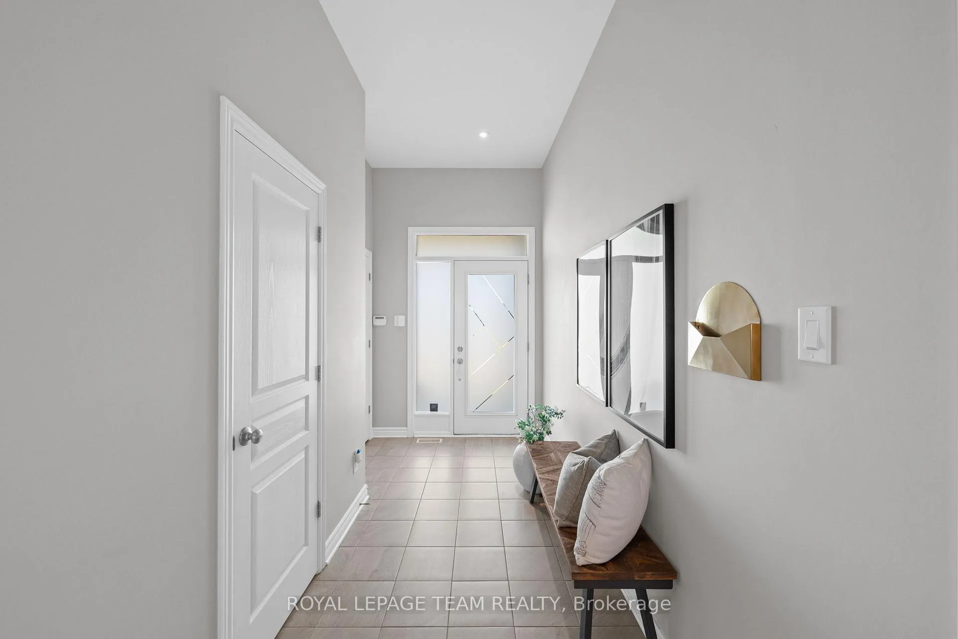 Photo 4 of 49 Plank Street, Ottawa, Kanata - Emerald Meadows/Trailwest — HOMEH