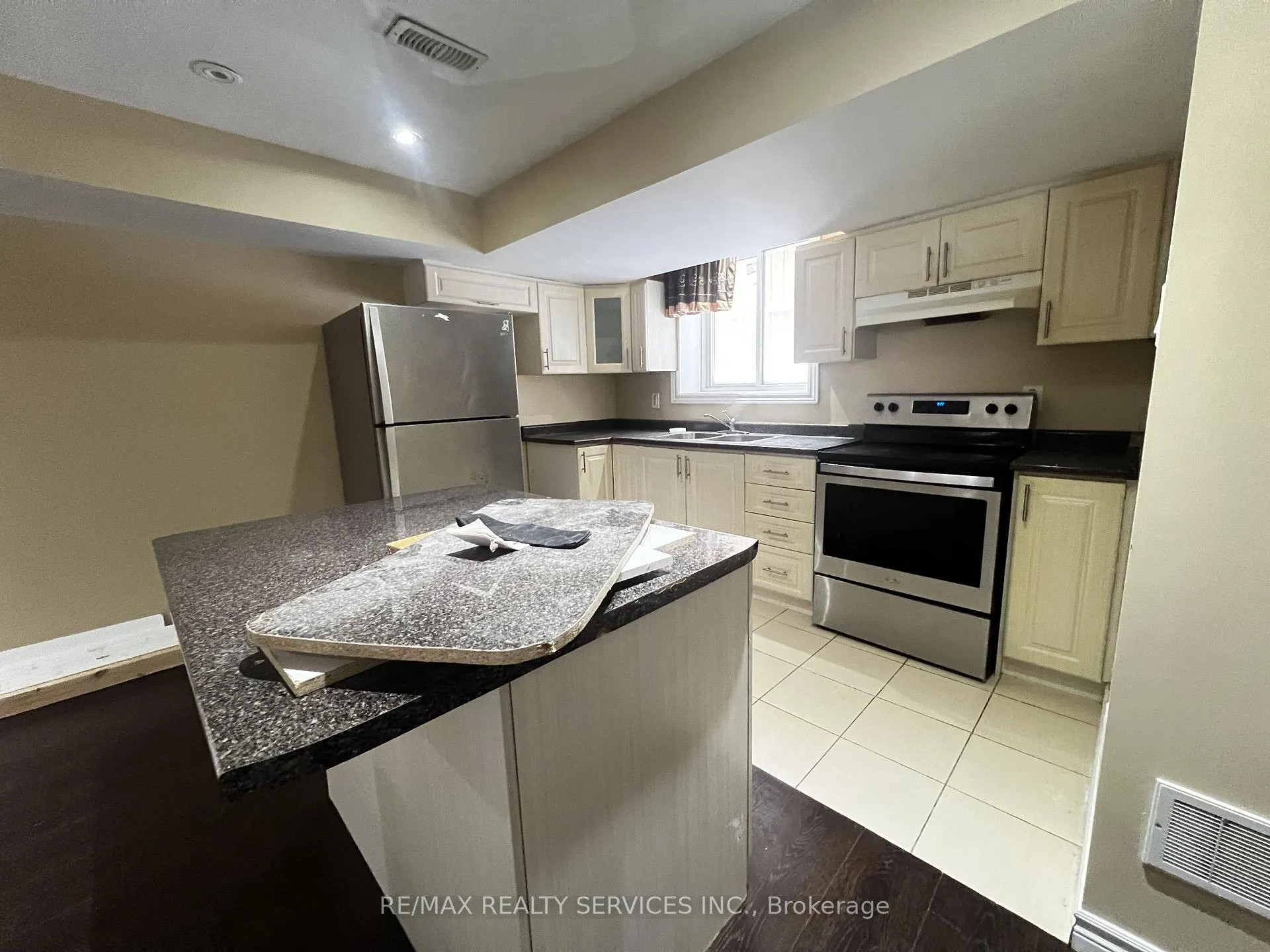 Photo 10 of Unit Basement, 7 Glengowan Street, Whitby, Taunton North — HOMEH