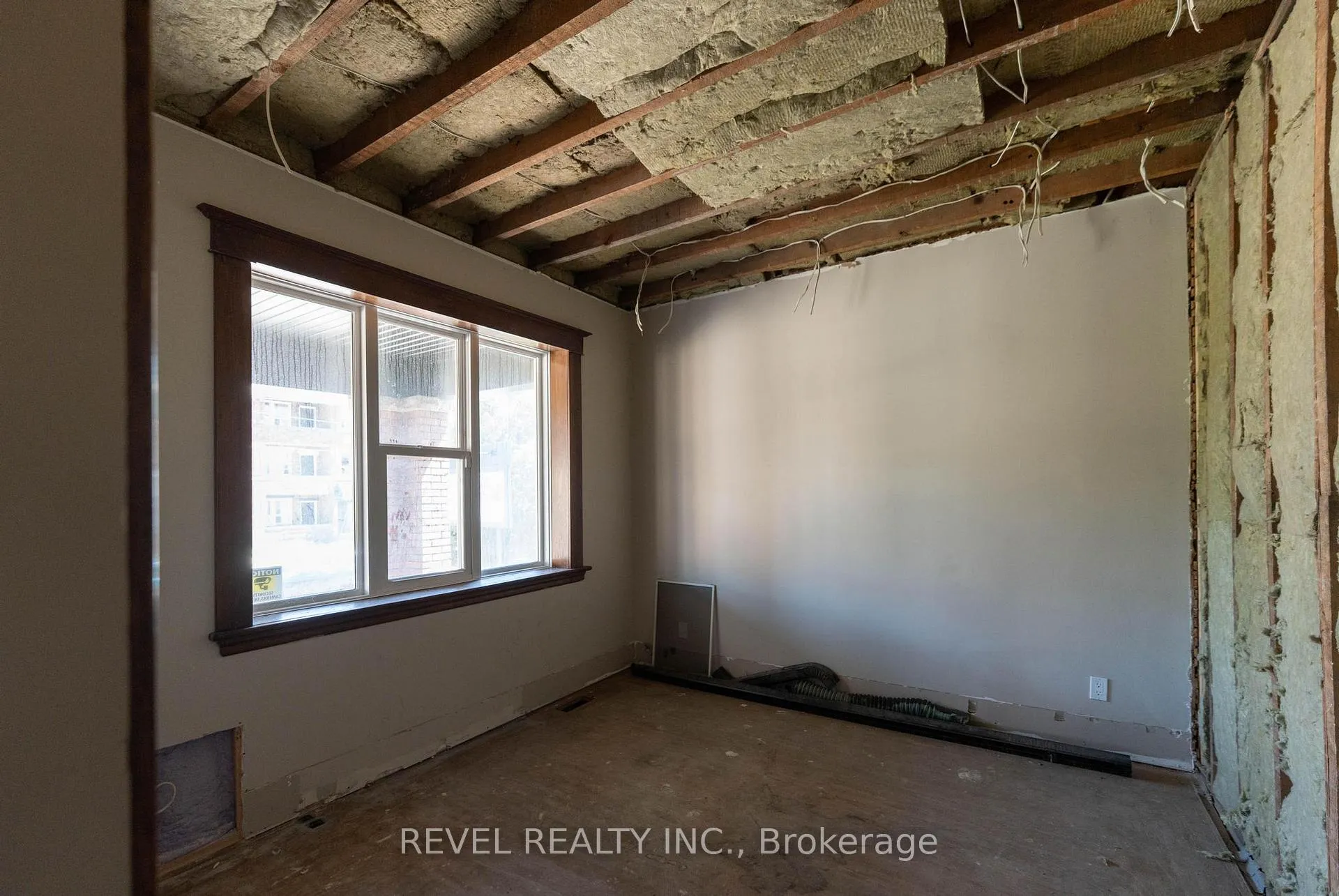 Photo 10 of 822 Main Street E, Hamilton, Blakeley — HOMEH