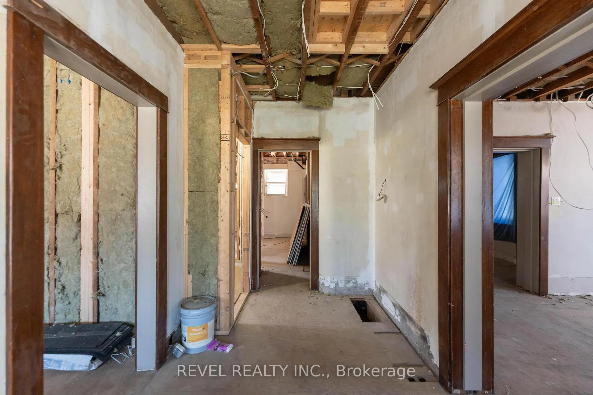 Photo 12 of 822 Main Street E, Hamilton, Blakeley — HOMEH
