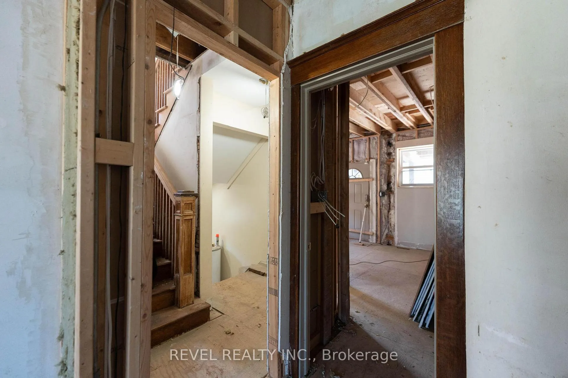 Photo 13 of 822 Main Street E, Hamilton, Blakeley — HOMEH