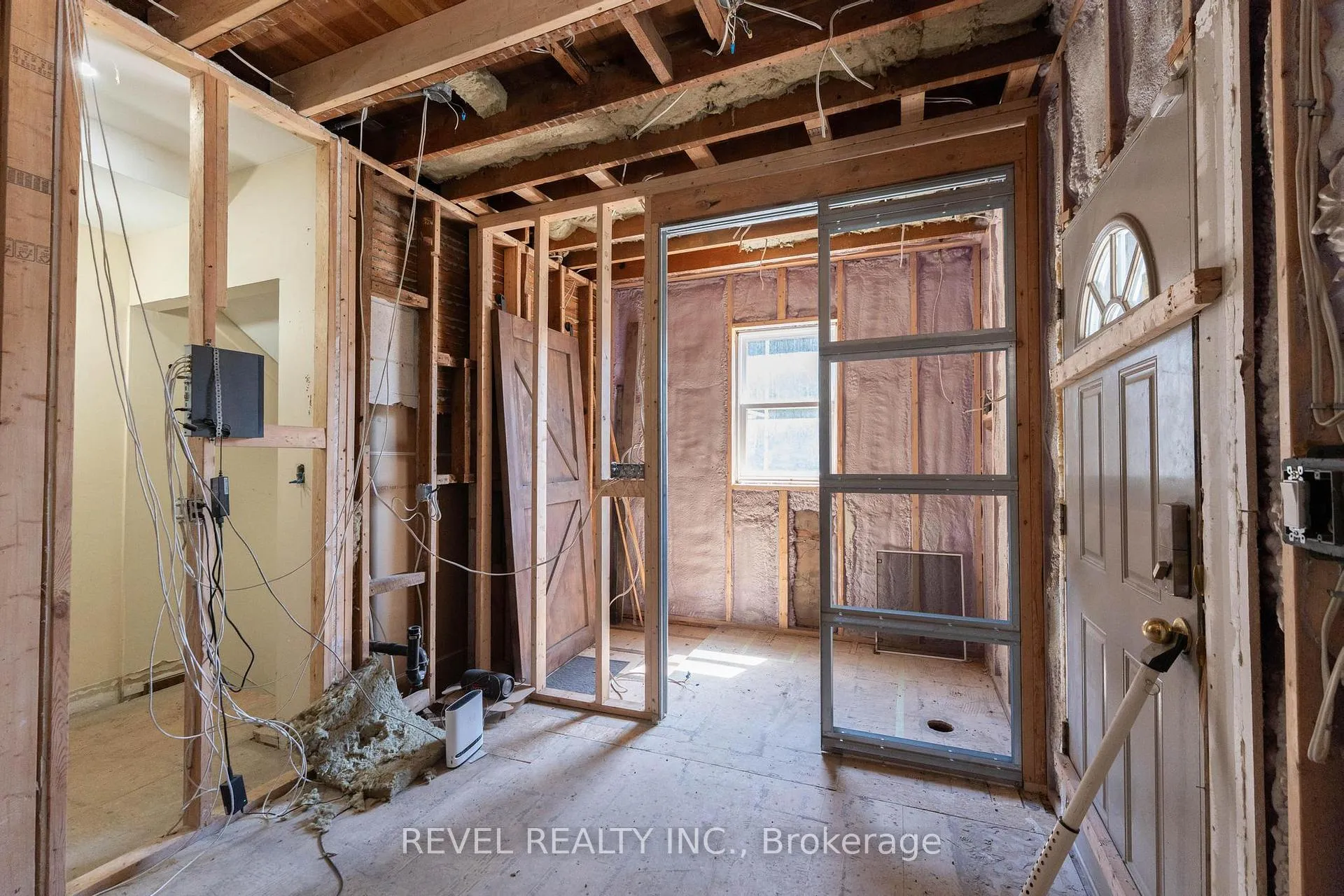 Photo 15 of 822 Main Street E, Hamilton, Blakeley — HOMEH