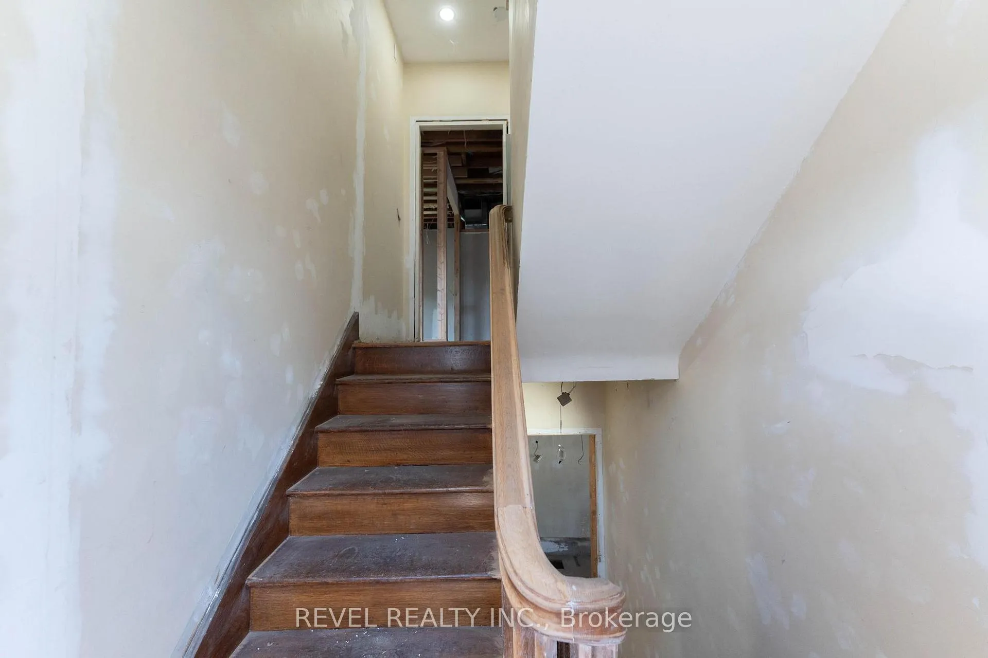 Photo 16 of 822 Main Street E, Hamilton, Blakeley — HOMEH
