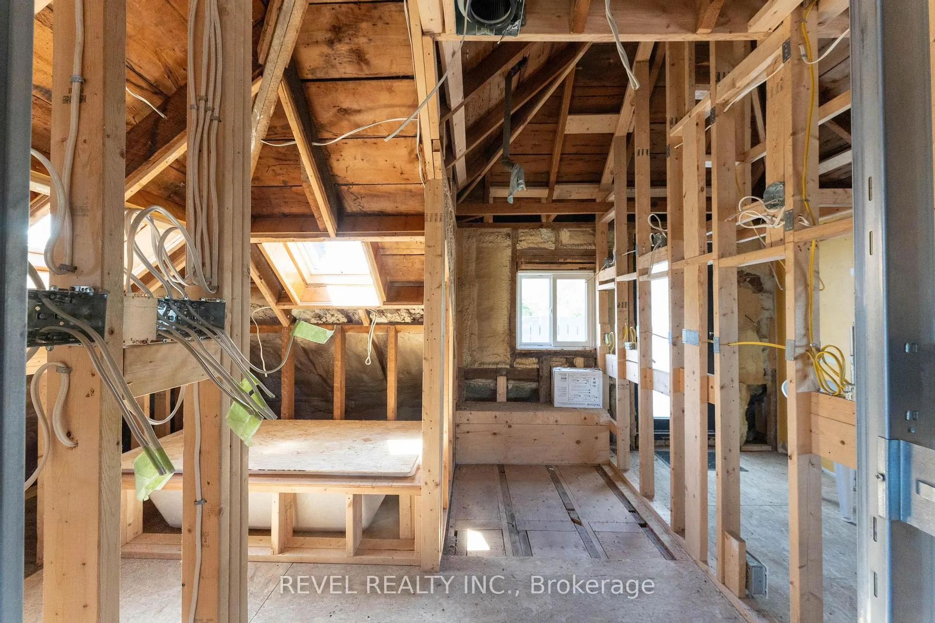 Photo 34 of 822 Main Street E, Hamilton, Blakeley — HOMEH