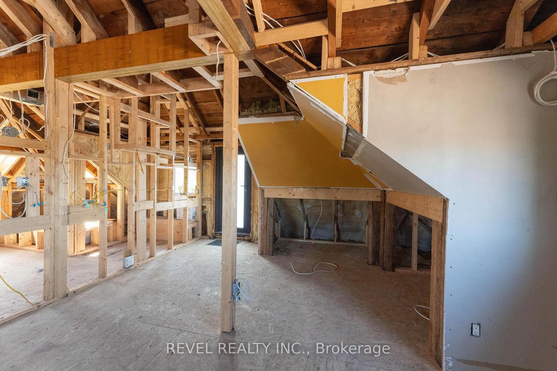 Photo 36 of 822 Main Street E, Hamilton, Blakeley — HOMEH