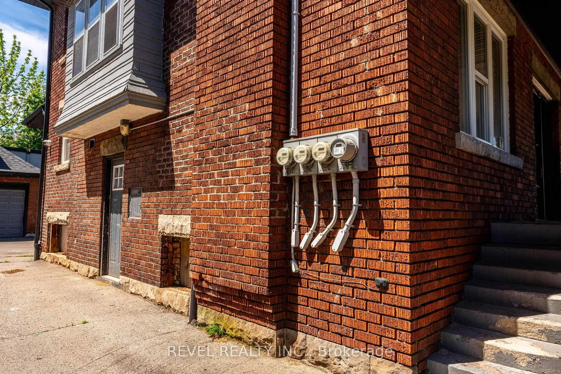 Photo 41 of 822 Main Street E, Hamilton, Blakeley — HOMEH
