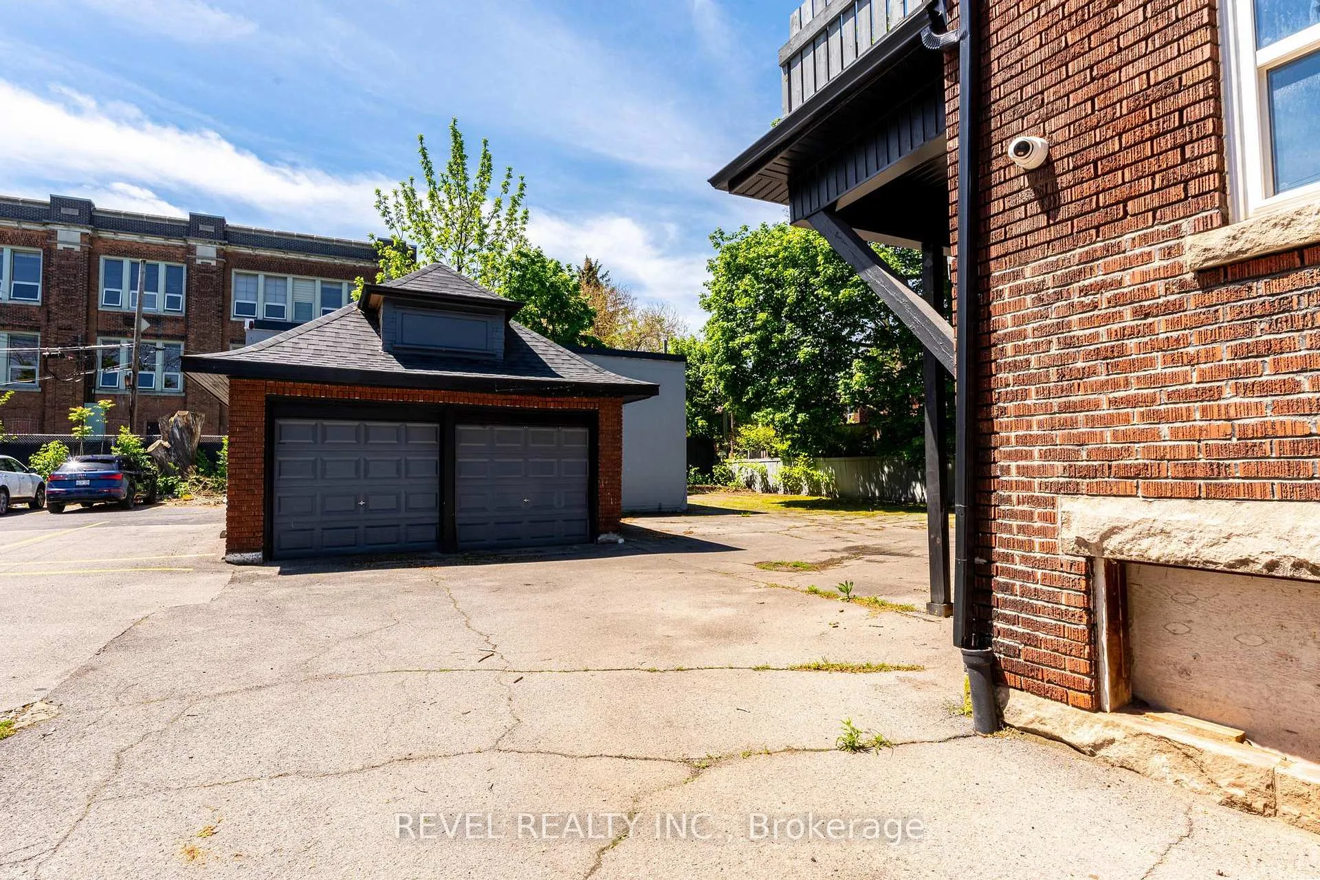 Photo 42 of 822 Main Street E, Hamilton, Blakeley — HOMEH