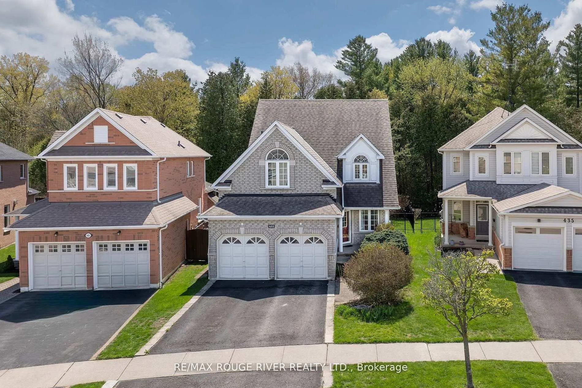 Front of 433 Woodsmere Crescent