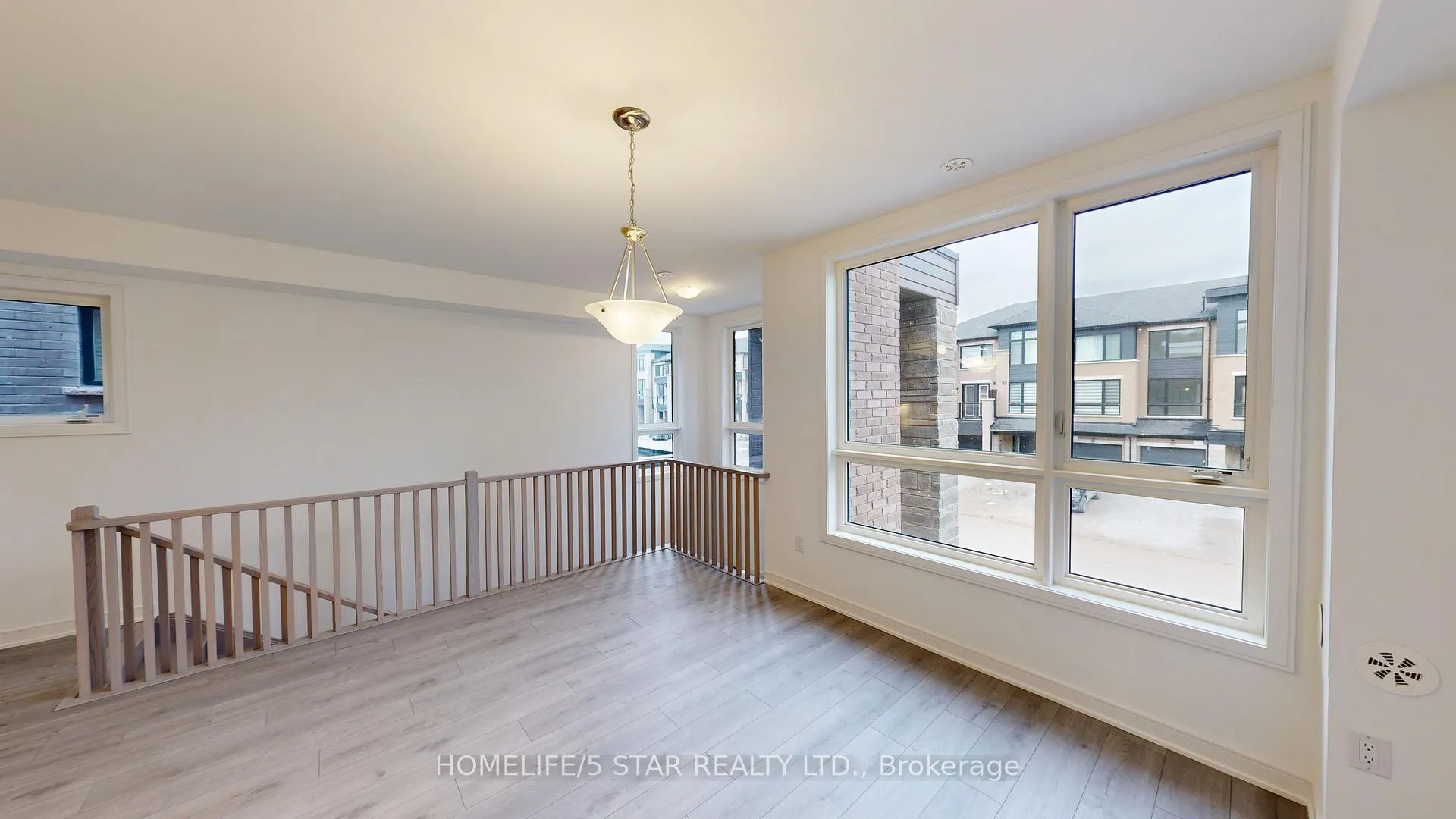 Photo 3 of 126 Blue Forest Crescent, Barrie, Innis-Shore — HOMEH