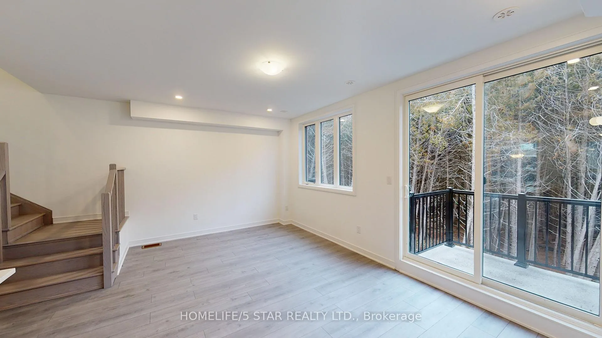 Photo 12 of 126 Blue Forest Crescent, Barrie, Innis-Shore — HOMEH