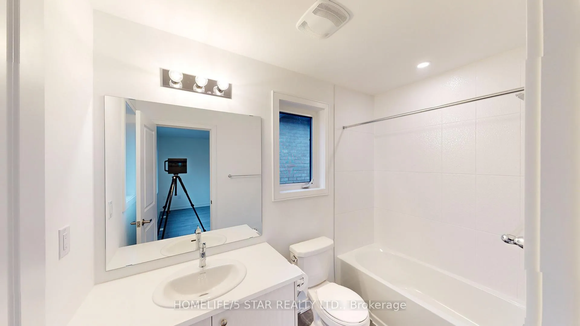 Photo 24 of 126 Blue Forest Crescent, Barrie, Innis-Shore — HOMEH