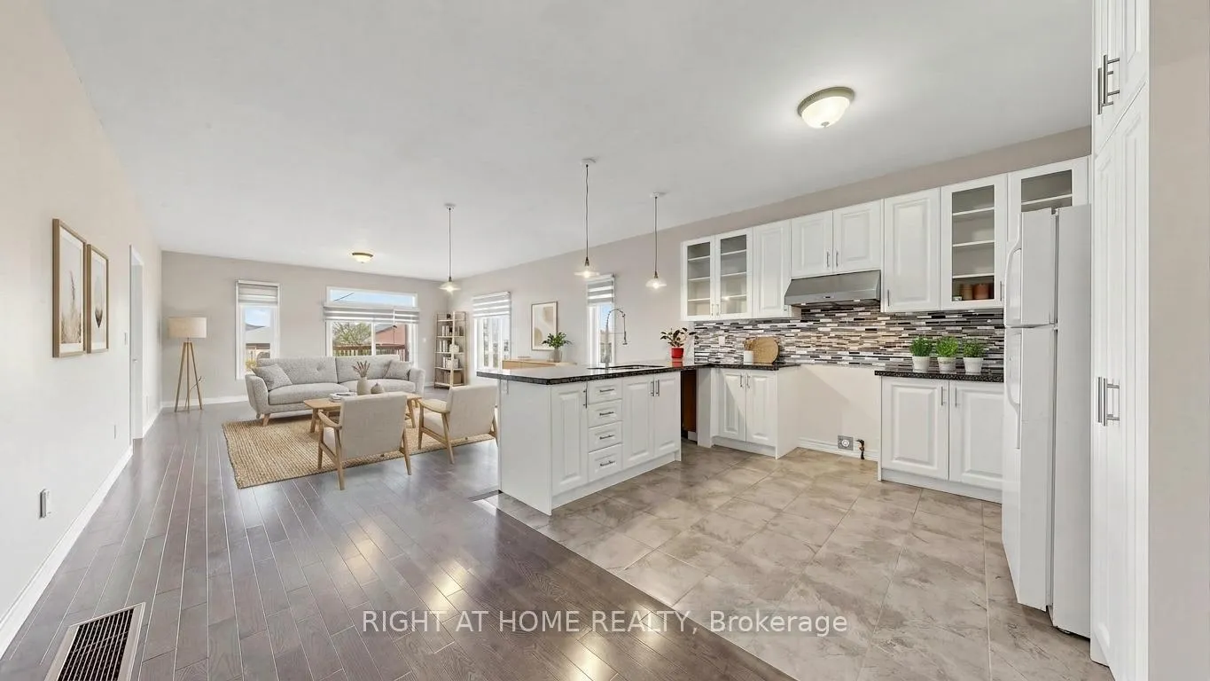 Photo 9 of 126 Kingsmere Crescent, New Tecumseth, Alliston — HOMEH