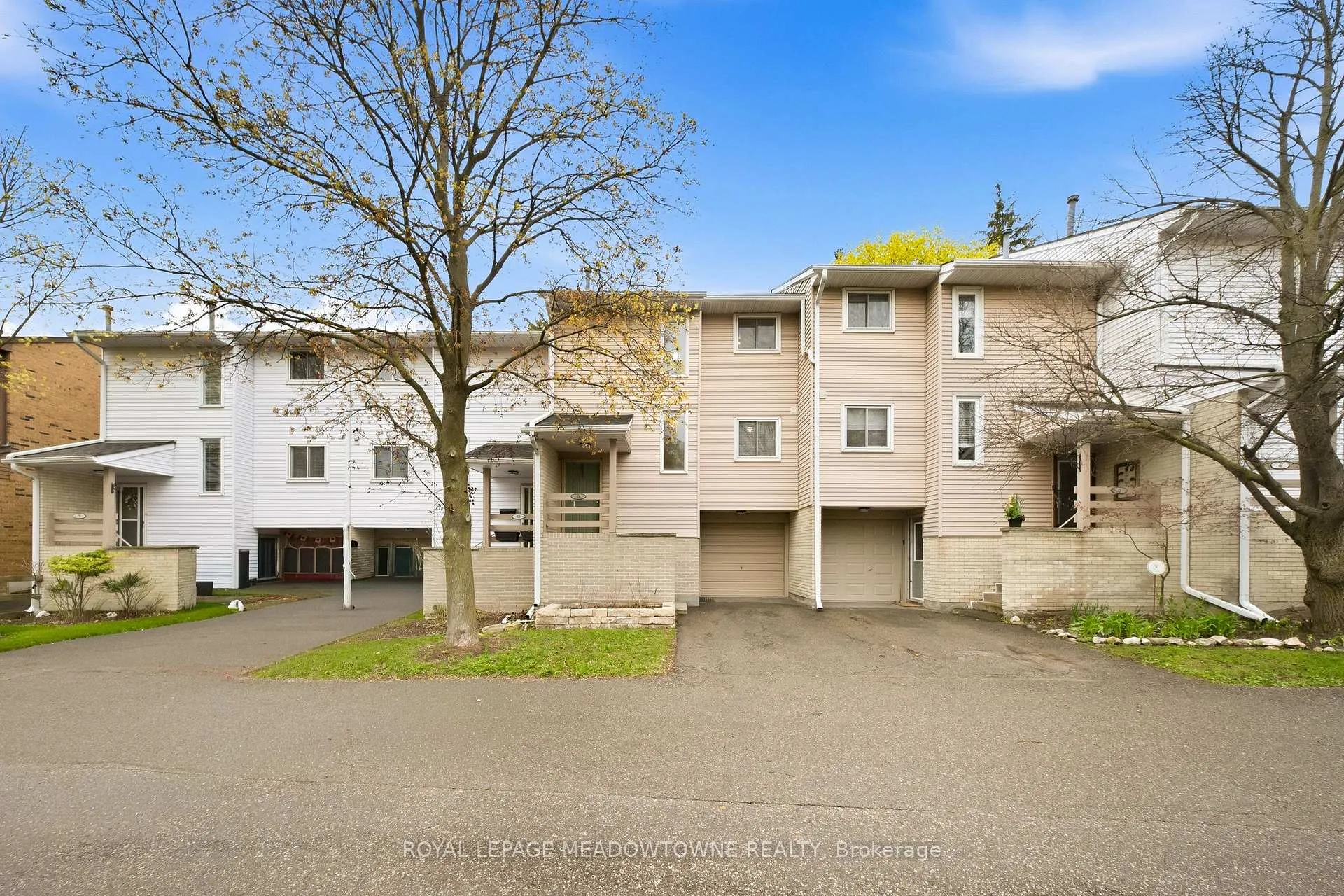 Photo 2 of 8 Lynden Circle, Halton Hills, Georgetown — HOMEH