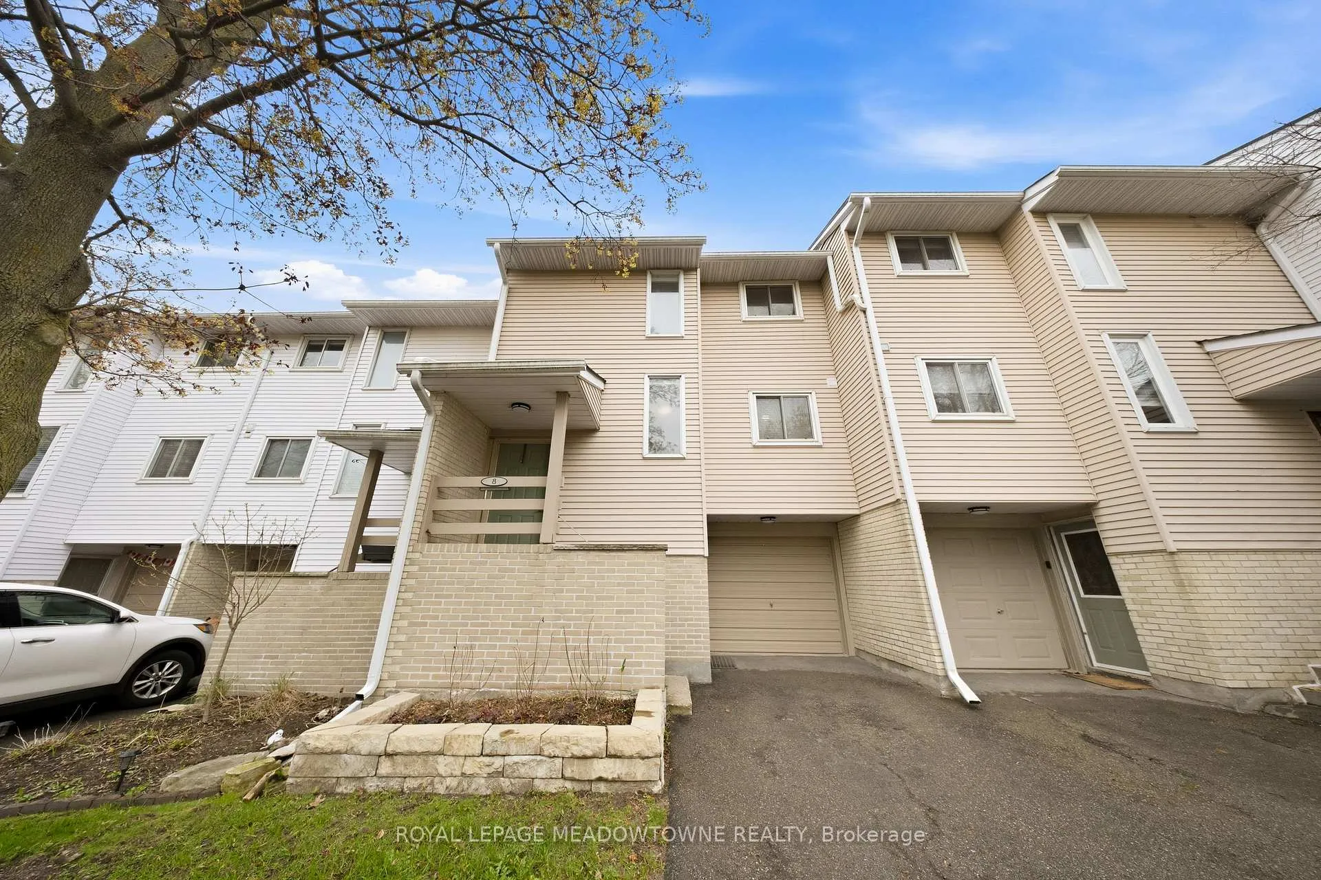 Photo 3 of 8 Lynden Circle, Halton Hills, Georgetown — HOMEH