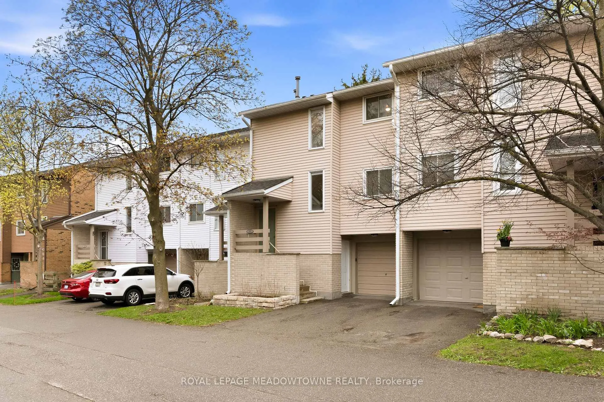 Photo 4 of 8 Lynden Circle, Halton Hills, Georgetown — HOMEH