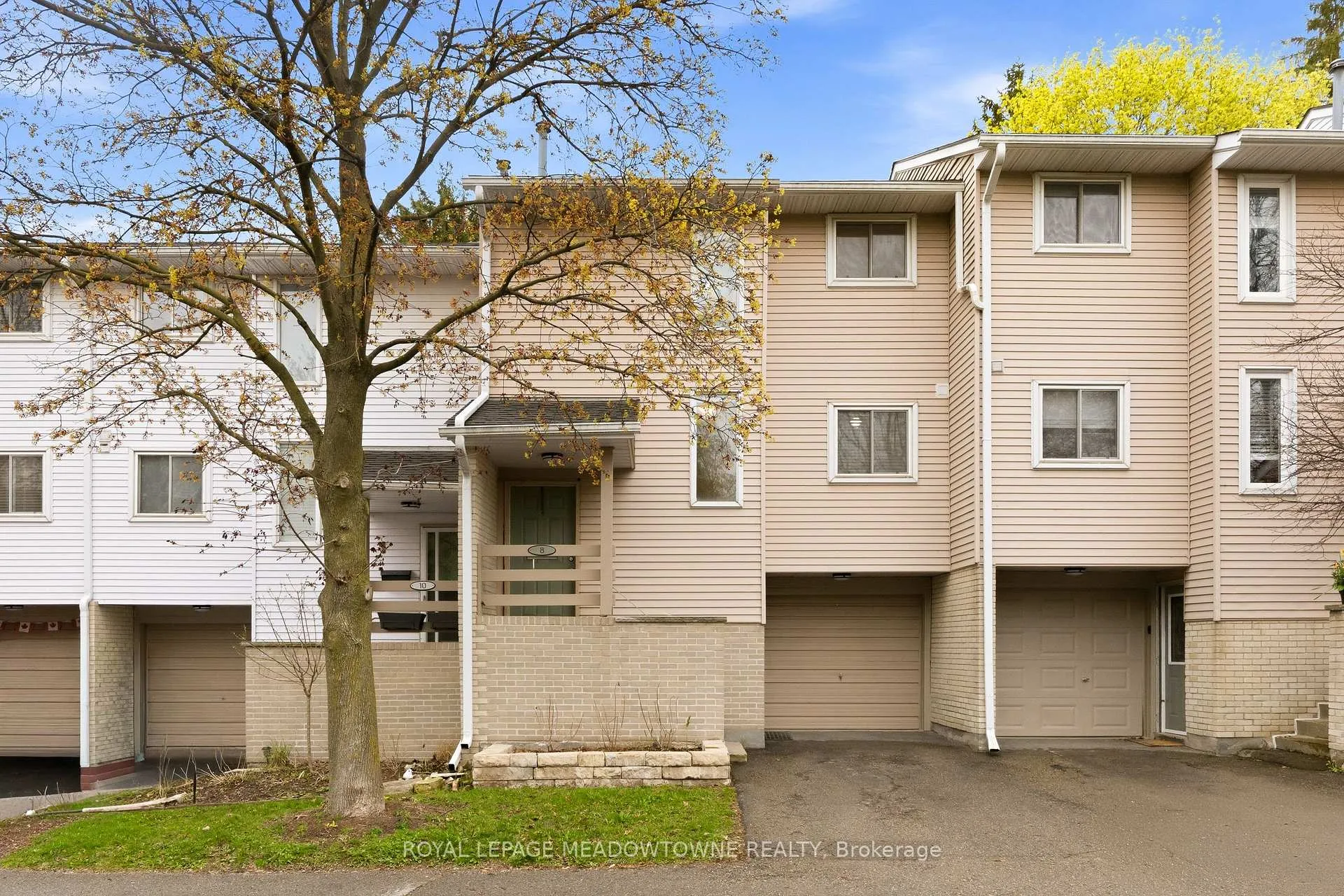Photo 5 of 8 Lynden Circle, Halton Hills, Georgetown — HOMEH