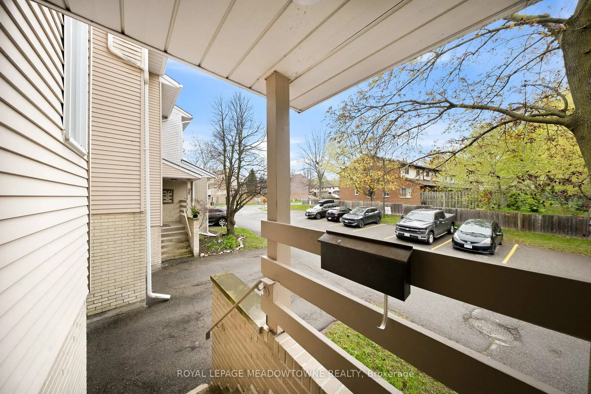 Photo 6 of 8 Lynden Circle, Halton Hills, Georgetown — HOMEH