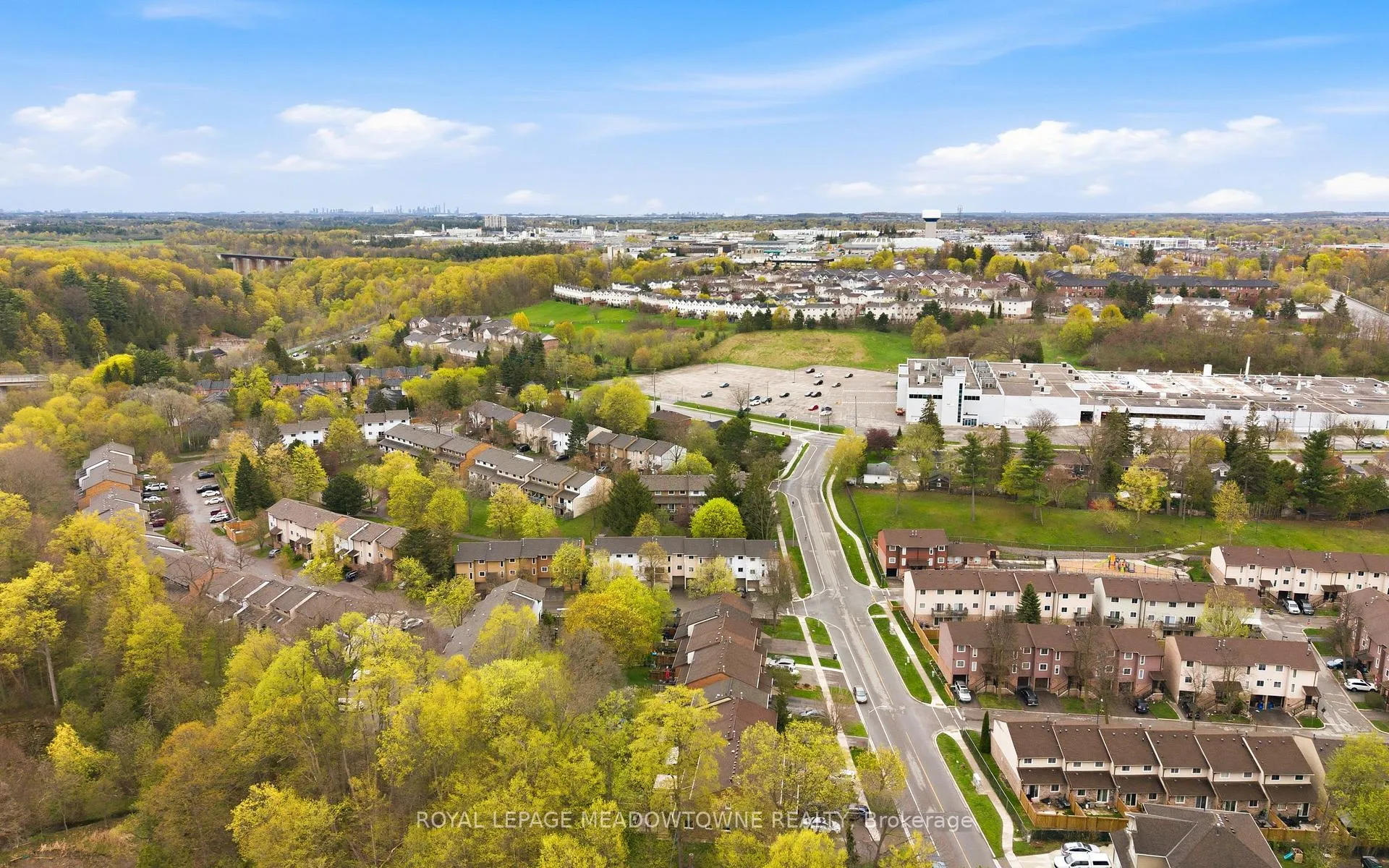 Photo 43 of 8 Lynden Circle, Halton Hills, Georgetown — HOMEH