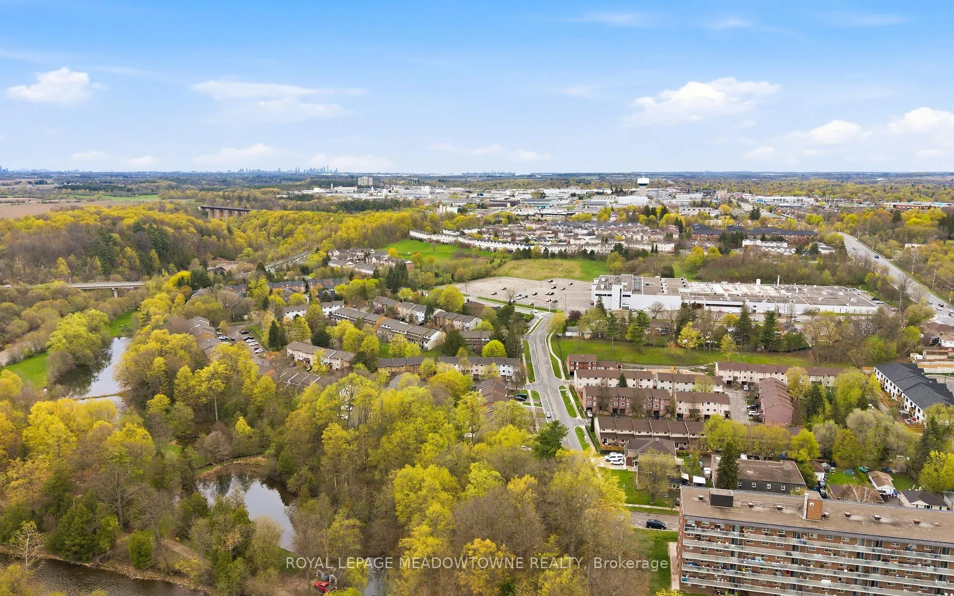 Photo 44 of 8 Lynden Circle, Halton Hills, Georgetown — HOMEH