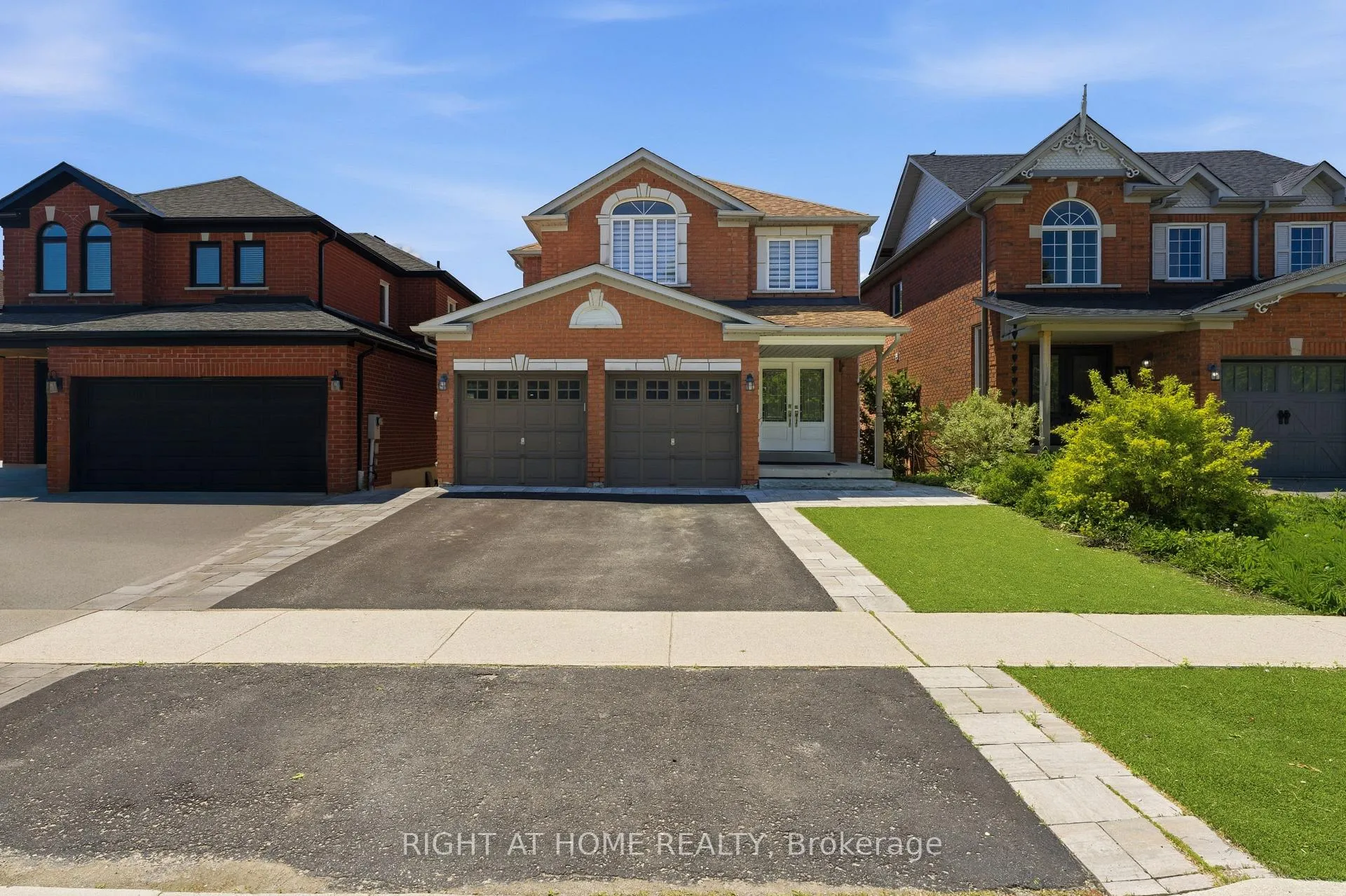 Photo 2 of 182 Mowat Crescent, Halton Hills, Georgetown — HOMEH