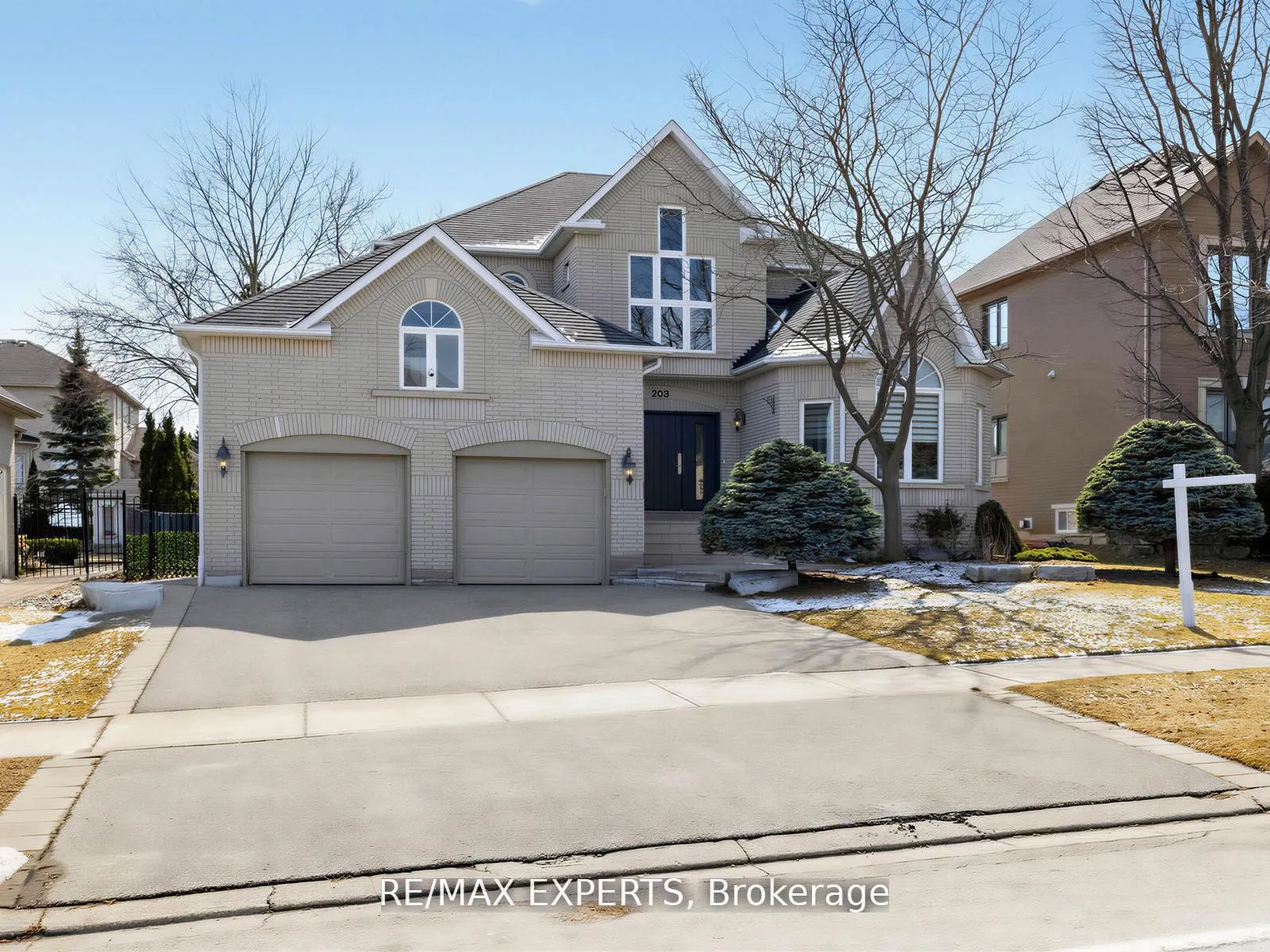 Photo 3 of 203 Thomson Creek Boulevard, Vaughan, Islington Woods — HOMEH