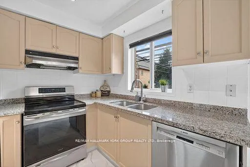 Photo 8 of 82 Baywell Crescent, Aurora, Bayview Wellington — HOMEH