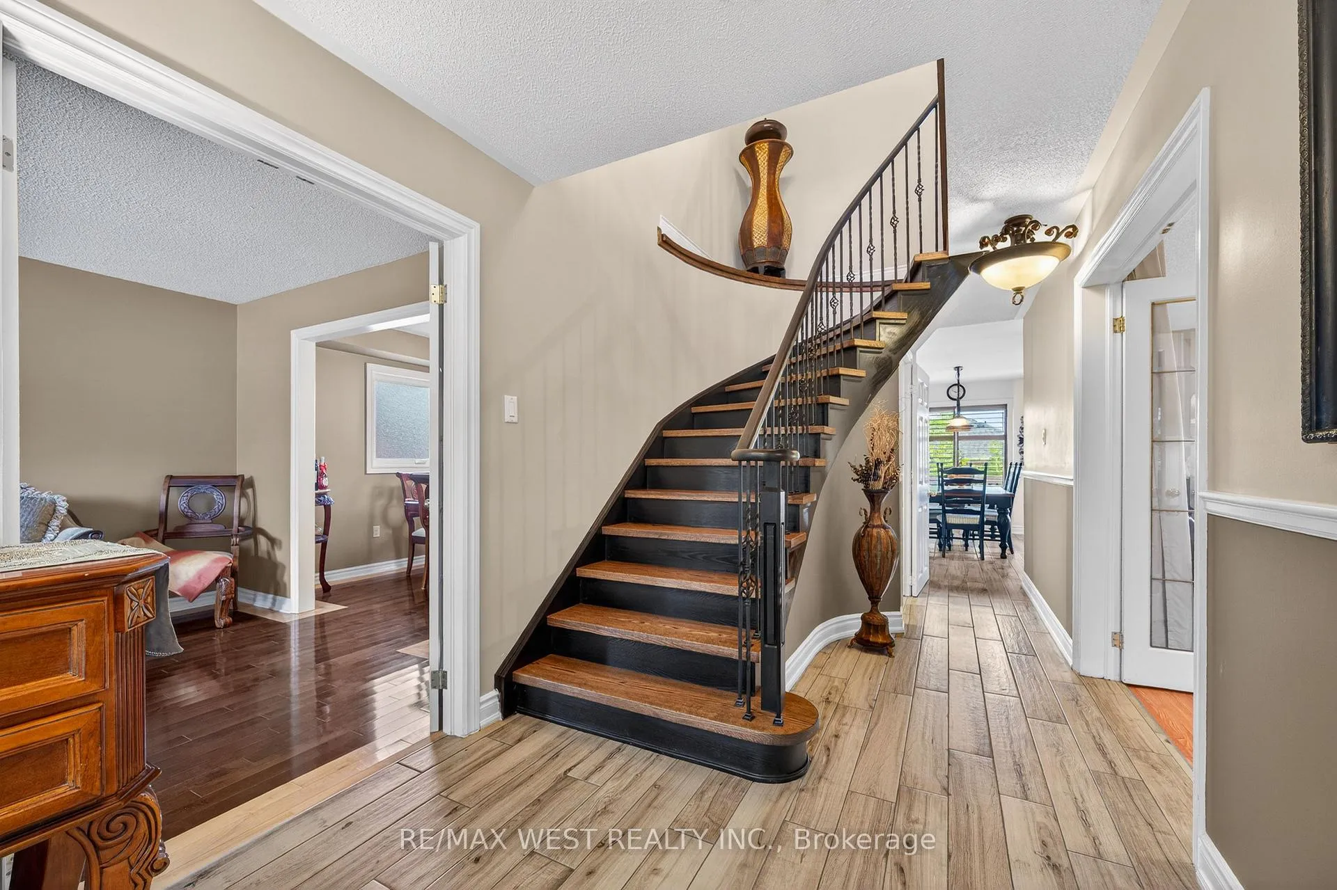 Photo 7 of 27 Golden Meadow Road, Barrie, Bayshore — HOMEH