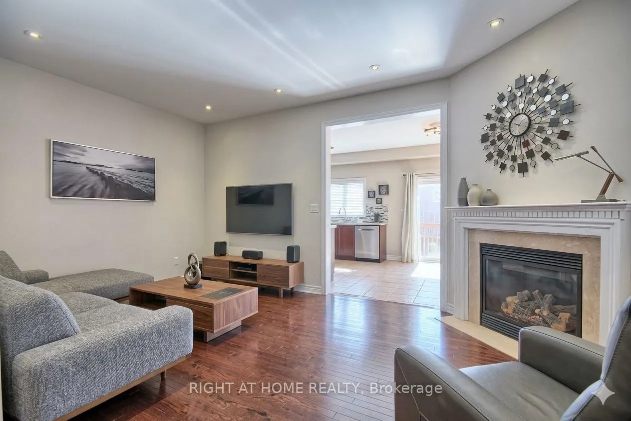 Photo 2 of 169 District Avenue, Vaughan, Patterson — HOMEH