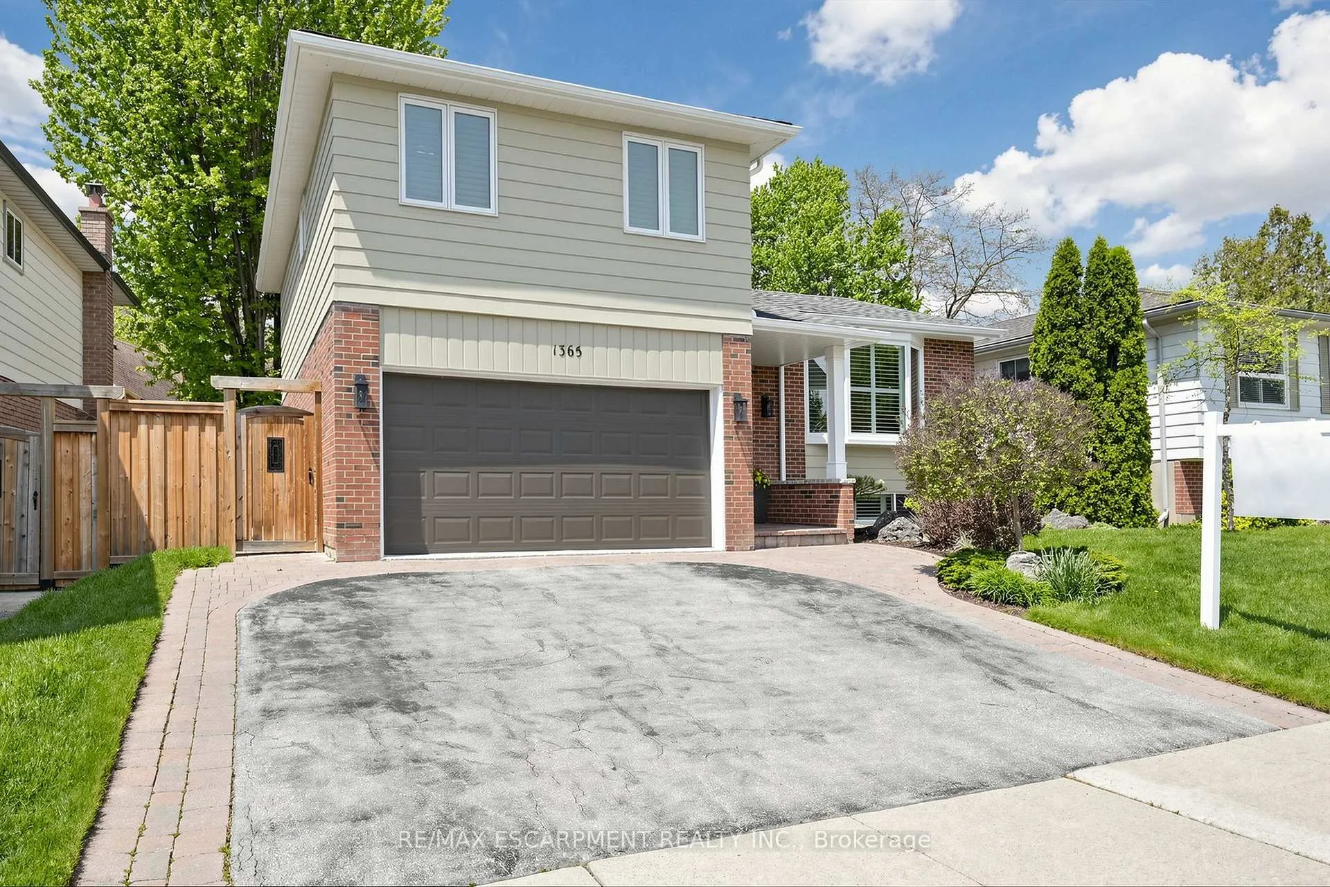 Photo 3 of 1365 Ester Drive, Burlington, Tyandaga — HOMEH