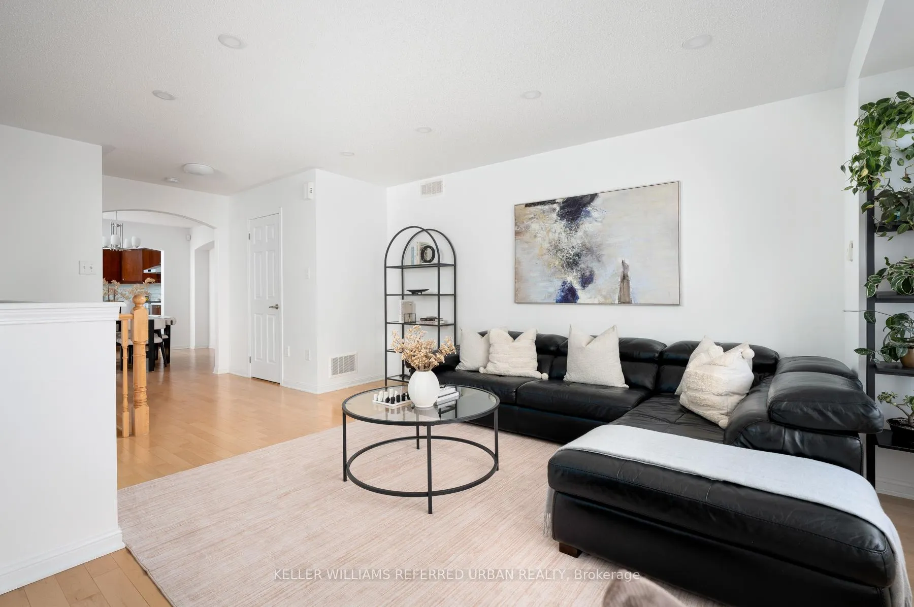 Photo 6 of 11 Winkler Terrace, Scarborough, Clairlea-Birchmount — HOMEH