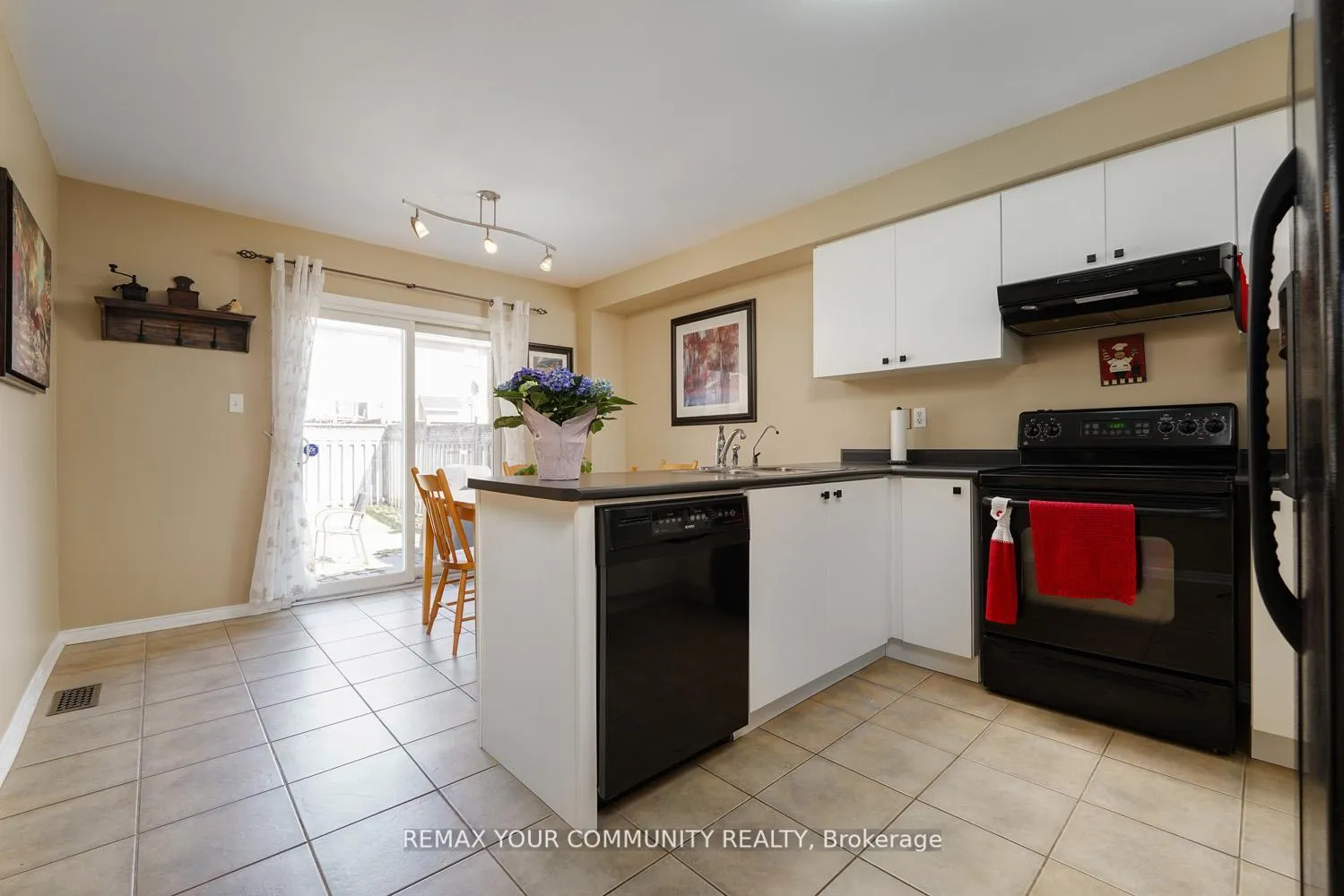 Photo 11 of 109 Collis Drive, Aurora, Bayview Northeast — HOMEH