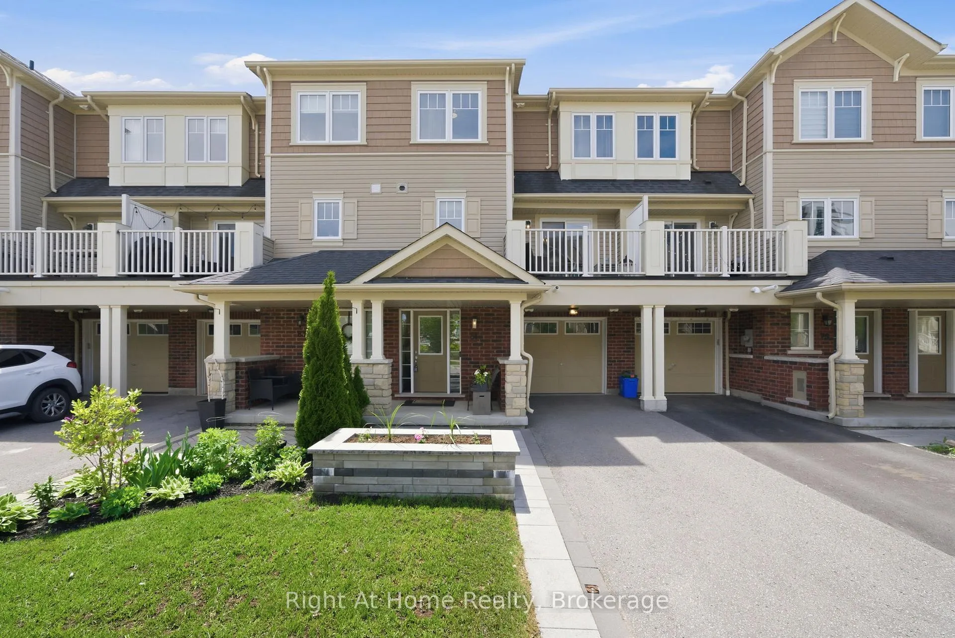 Front of 81 Far North Court