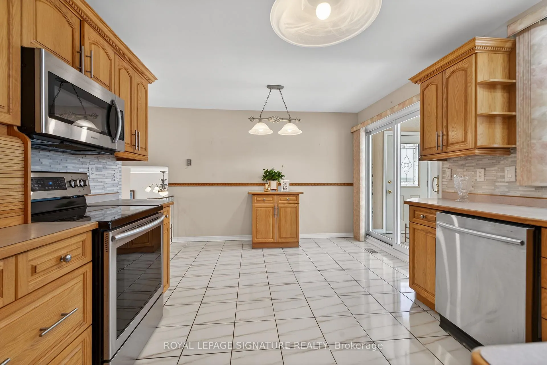 Photo 13 of 897 Pembridge Crescent, Kingston, South of Taylor-Kidd Blvd — HOMEH